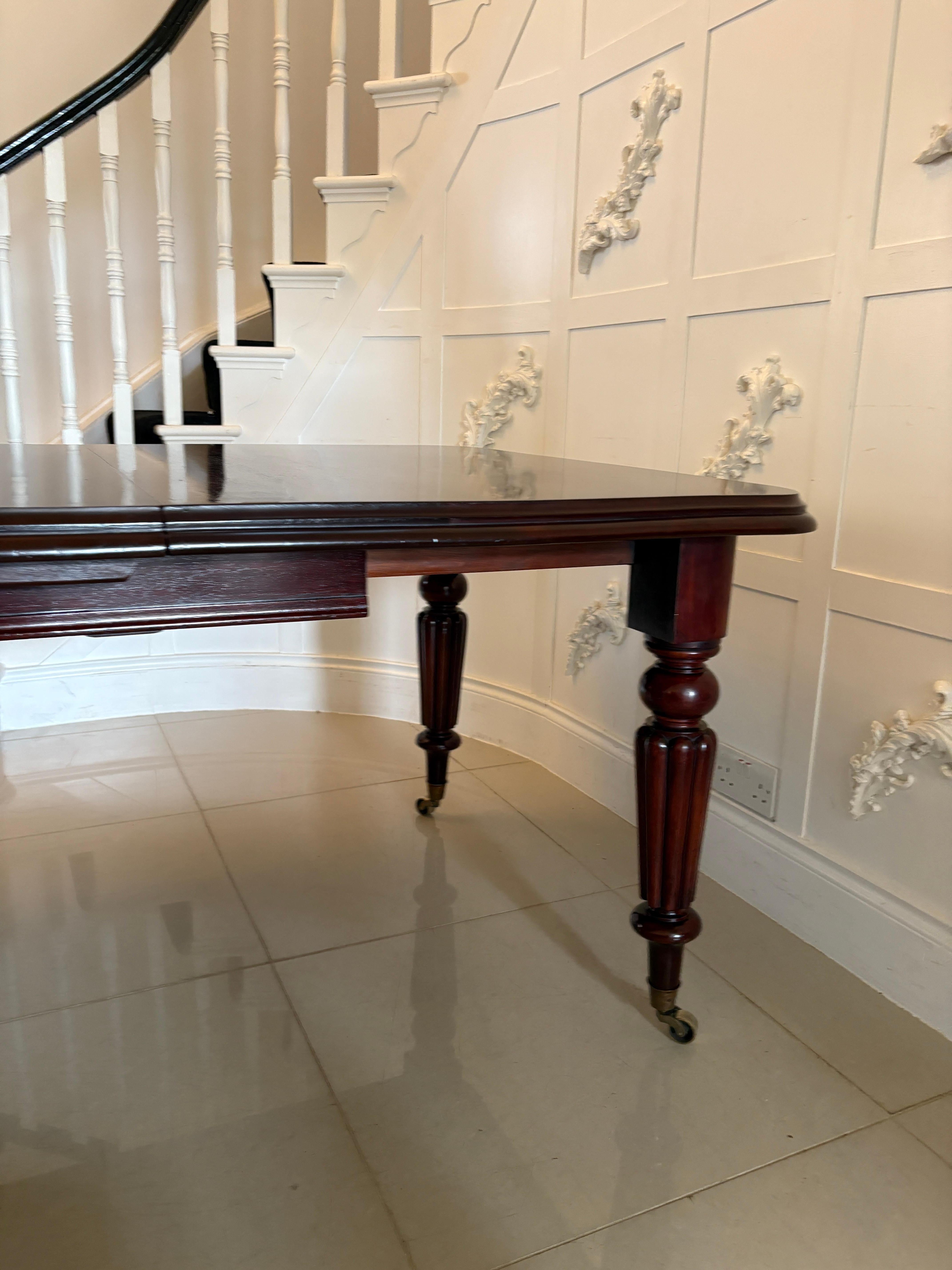 Superb Quality 8 Seater Antique Figured Mahogany Extending Dining Table For Sale 3