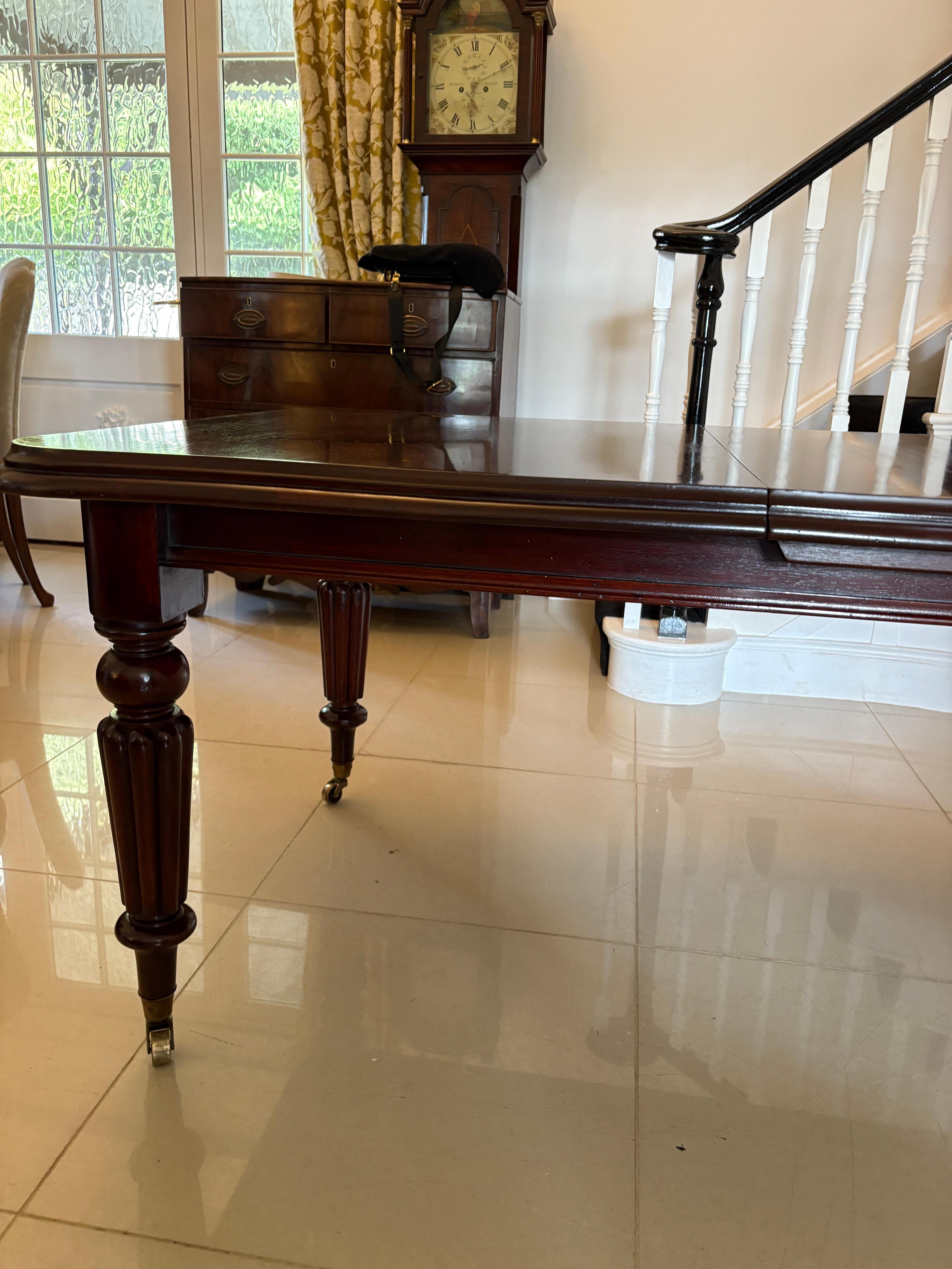 Superb Quality 8 Seater Antique Figured Mahogany Extending Dining Table For Sale 4