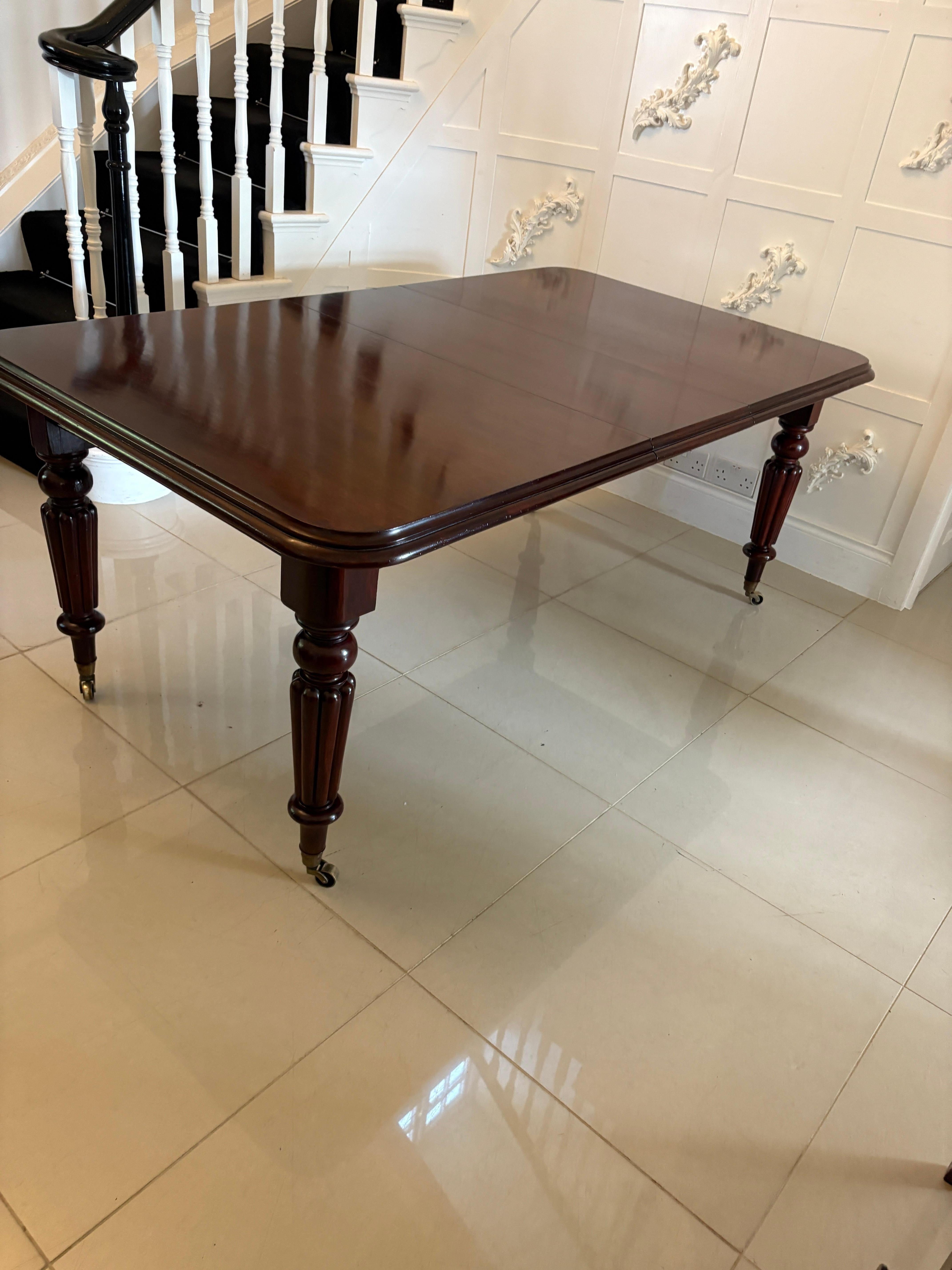 Superb Quality 8 Seater Antique Figured Mahogany Extending Dining Table For Sale 5