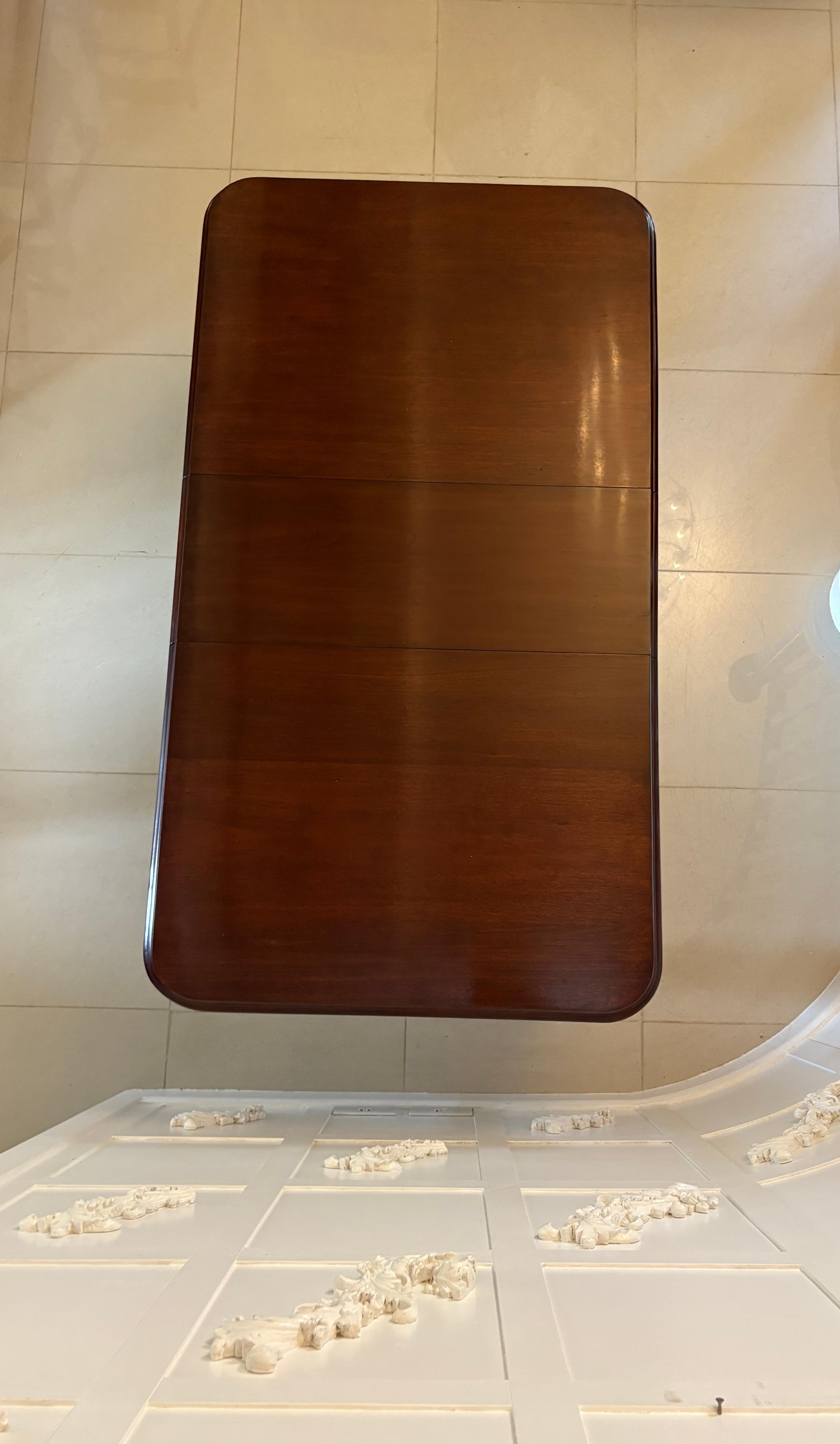 Superb Quality 8 Seater Antique Figured Mahogany Extending Dining Table For Sale 12