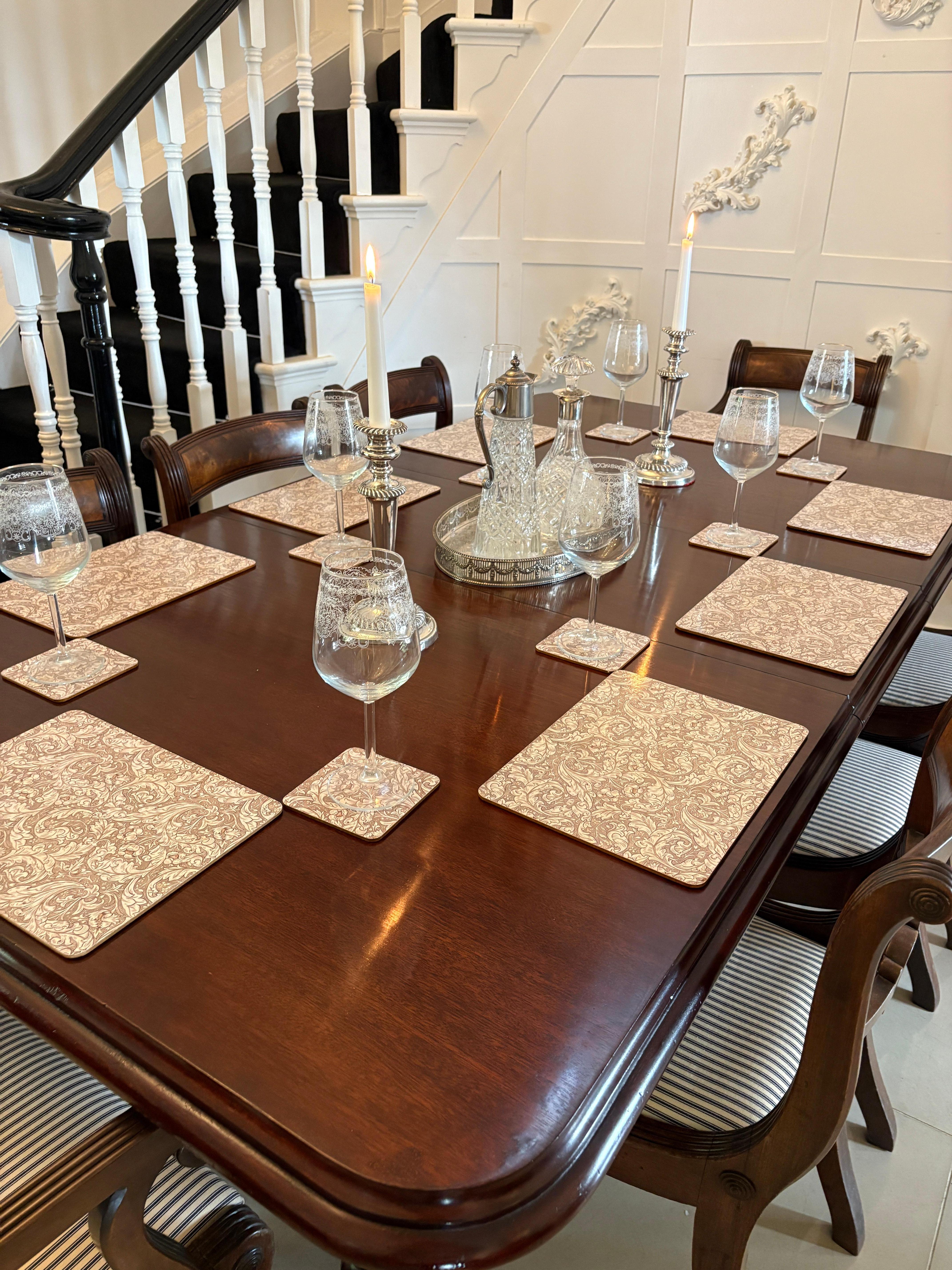 Superb Quality 8 Seater Antique Figured Mahogany Extending Dining Table In Good Condition For Sale In Suffolk, GB