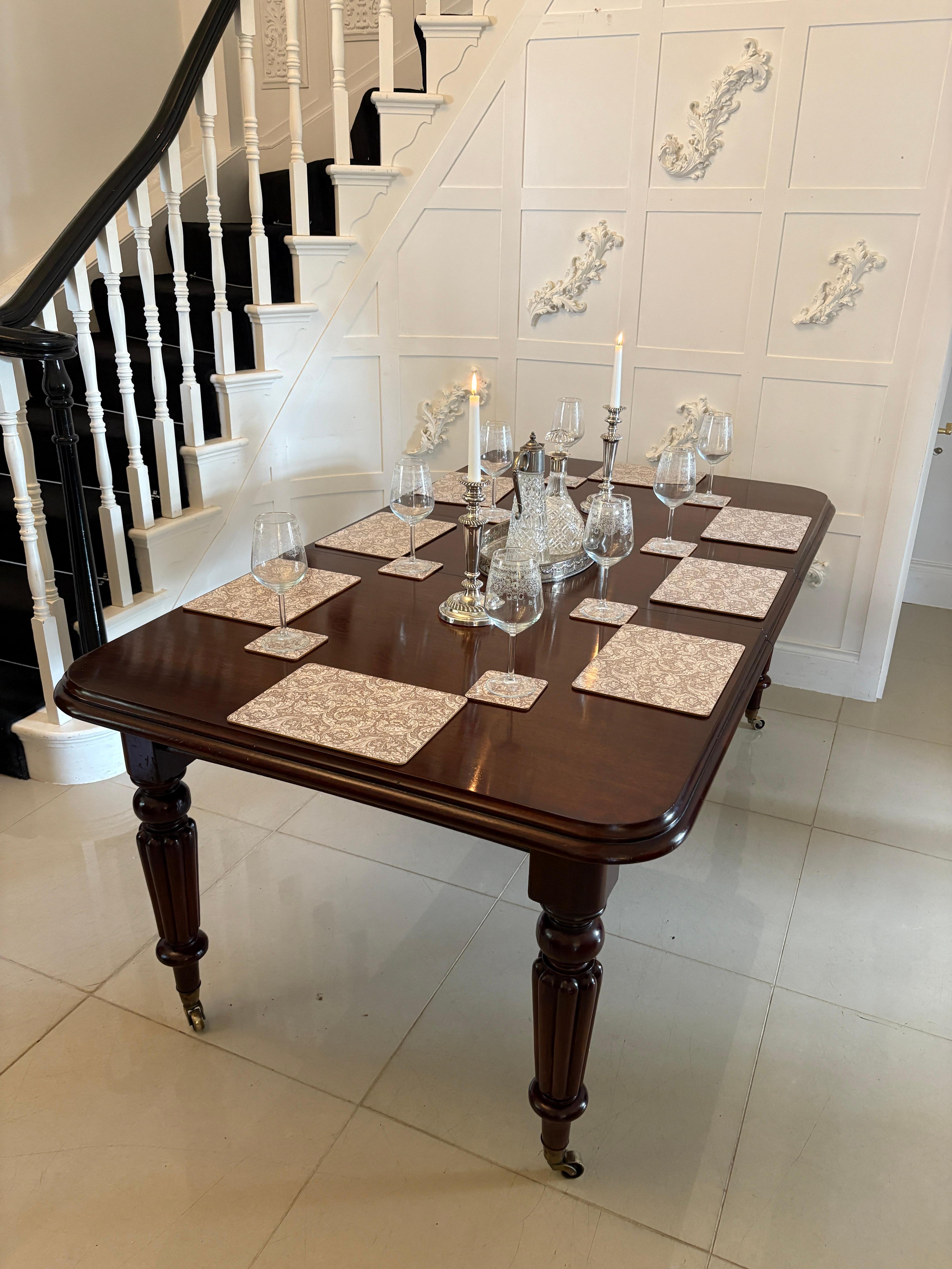 Superb Quality 8 Seater Antique Figured Mahogany Extending Dining Table For Sale 2