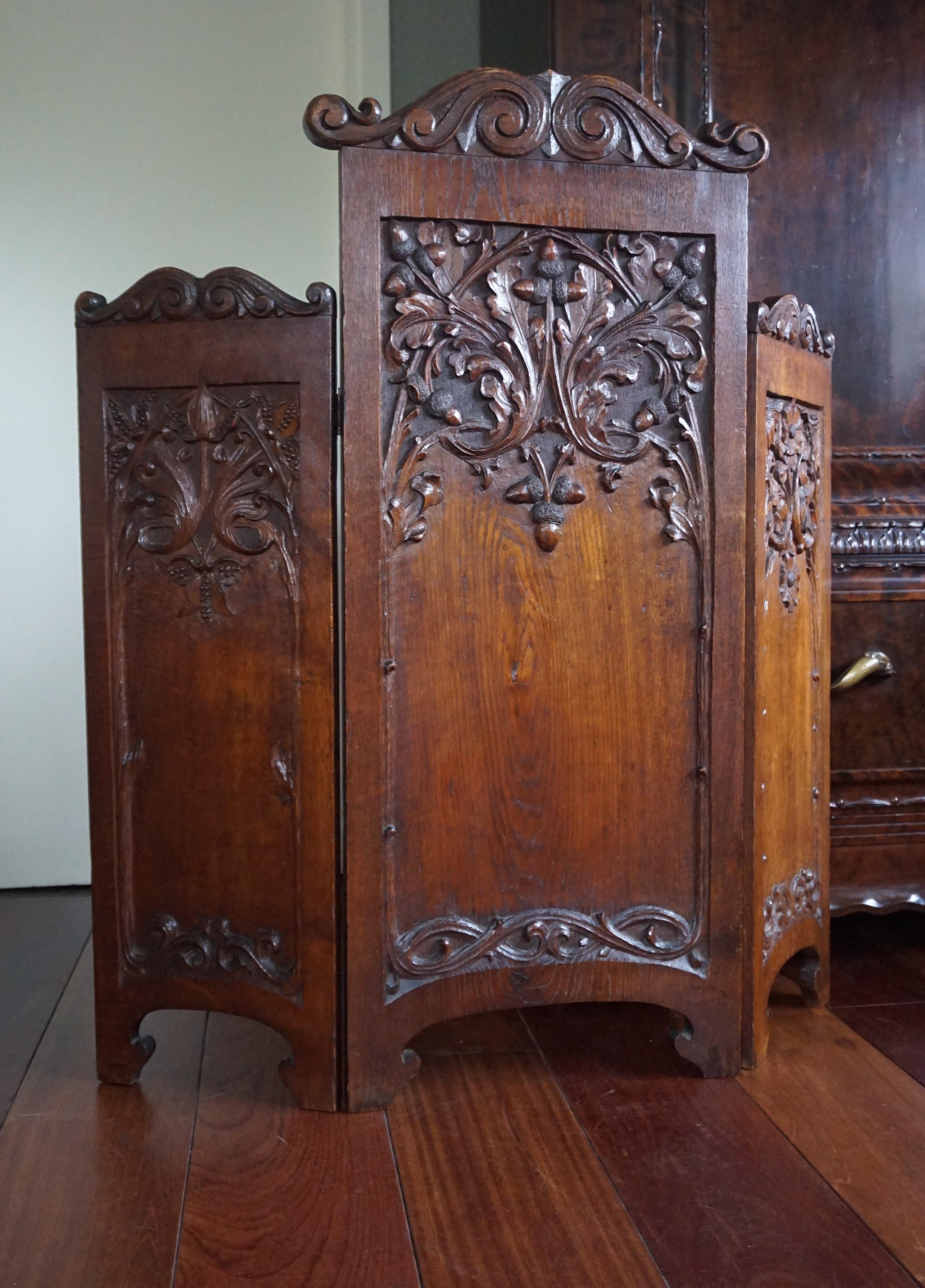 Arts and Crafts Superb Quality and Condition Hand-Carved Solid Oak Arts & Crafts Fire Screen