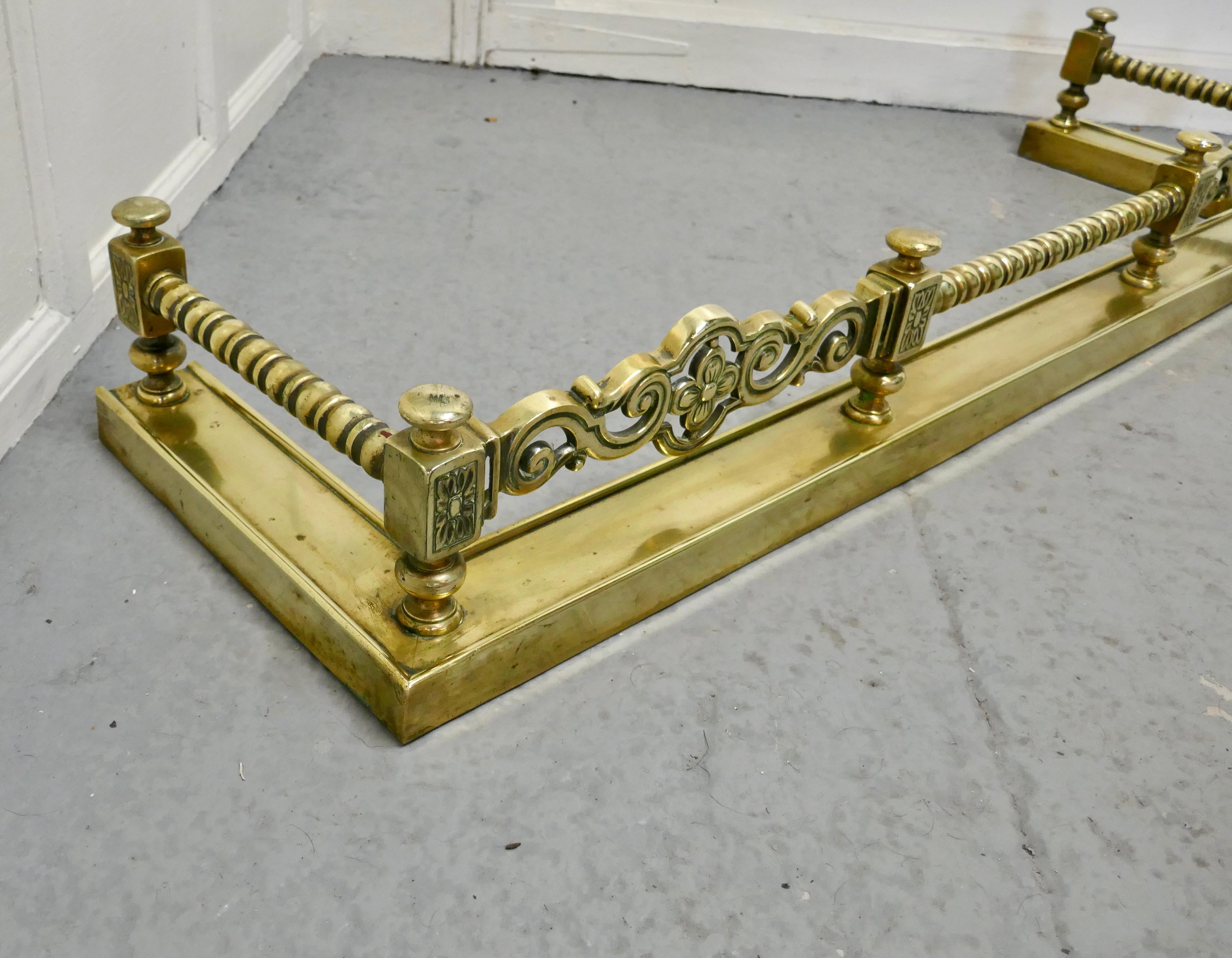 High Victorian Superb Quality and Design 19th Century Heavy Brass Fender For Sale