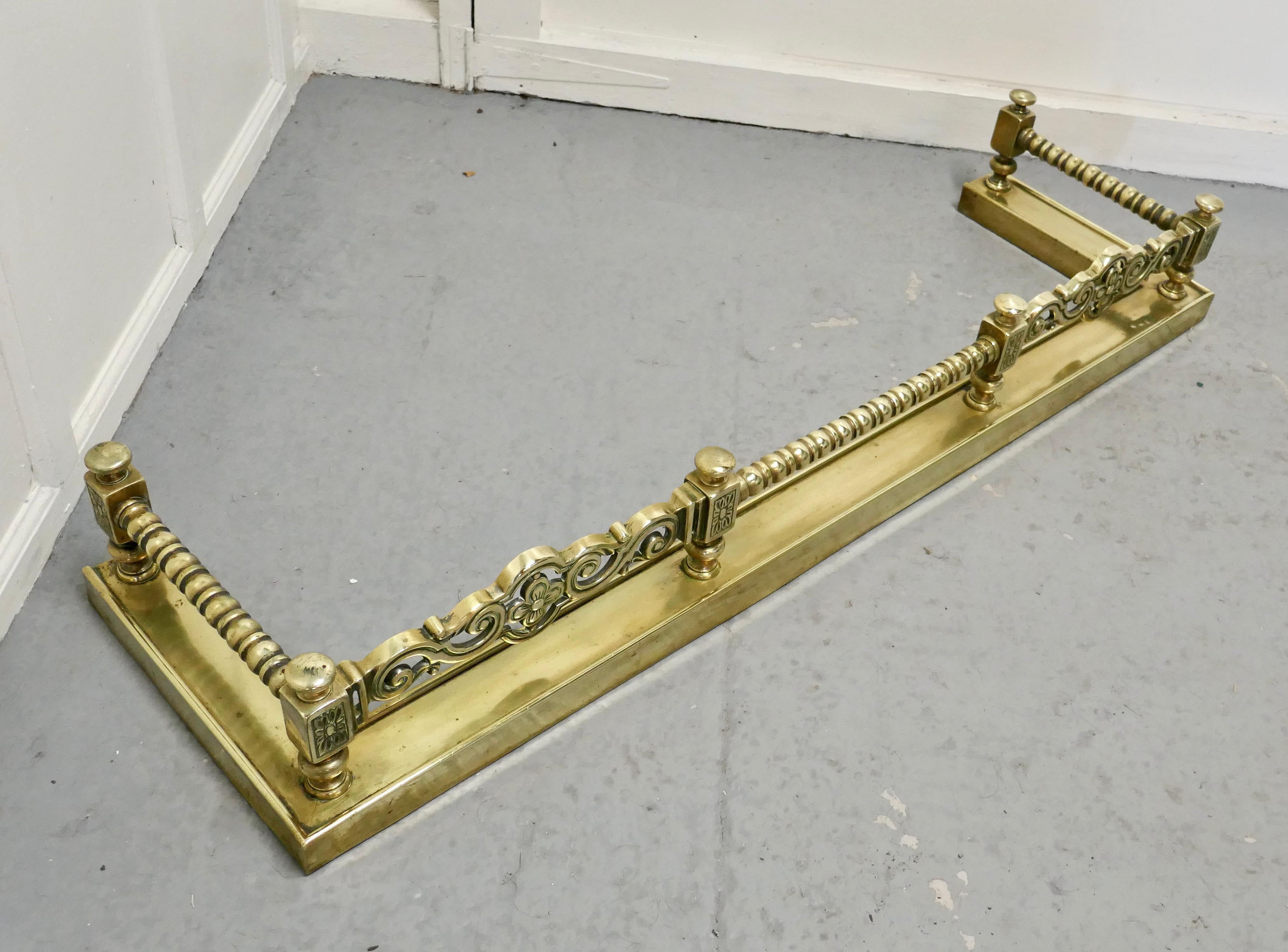 Superb Quality and Design 19th Century Heavy Brass Fender In Good Condition For Sale In Chillerton, Isle of Wight
