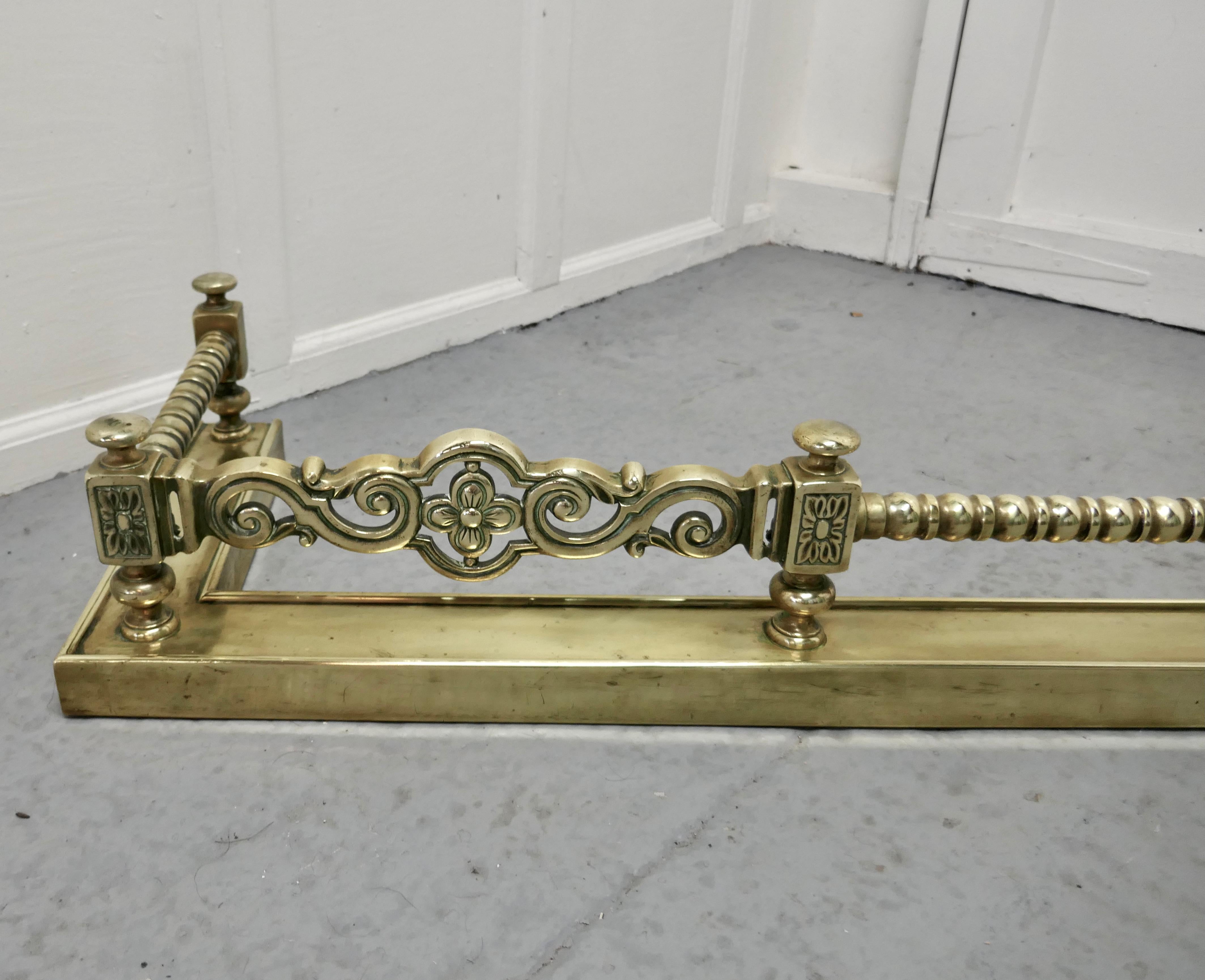 Superb Quality and Design 19th Century Heavy Brass Fender For Sale 1