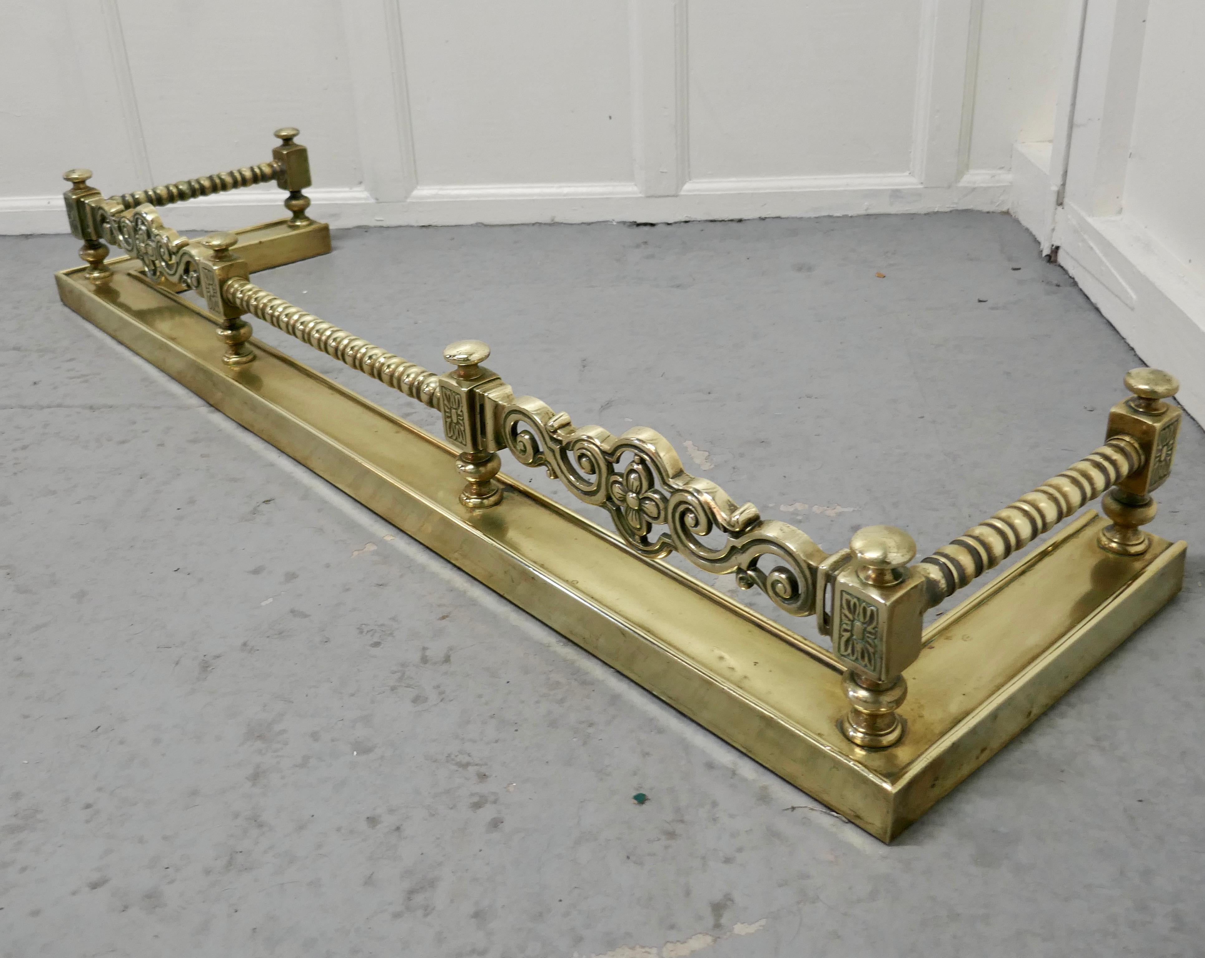 Superb Quality and Design 19th Century Heavy Brass Fender For Sale 2