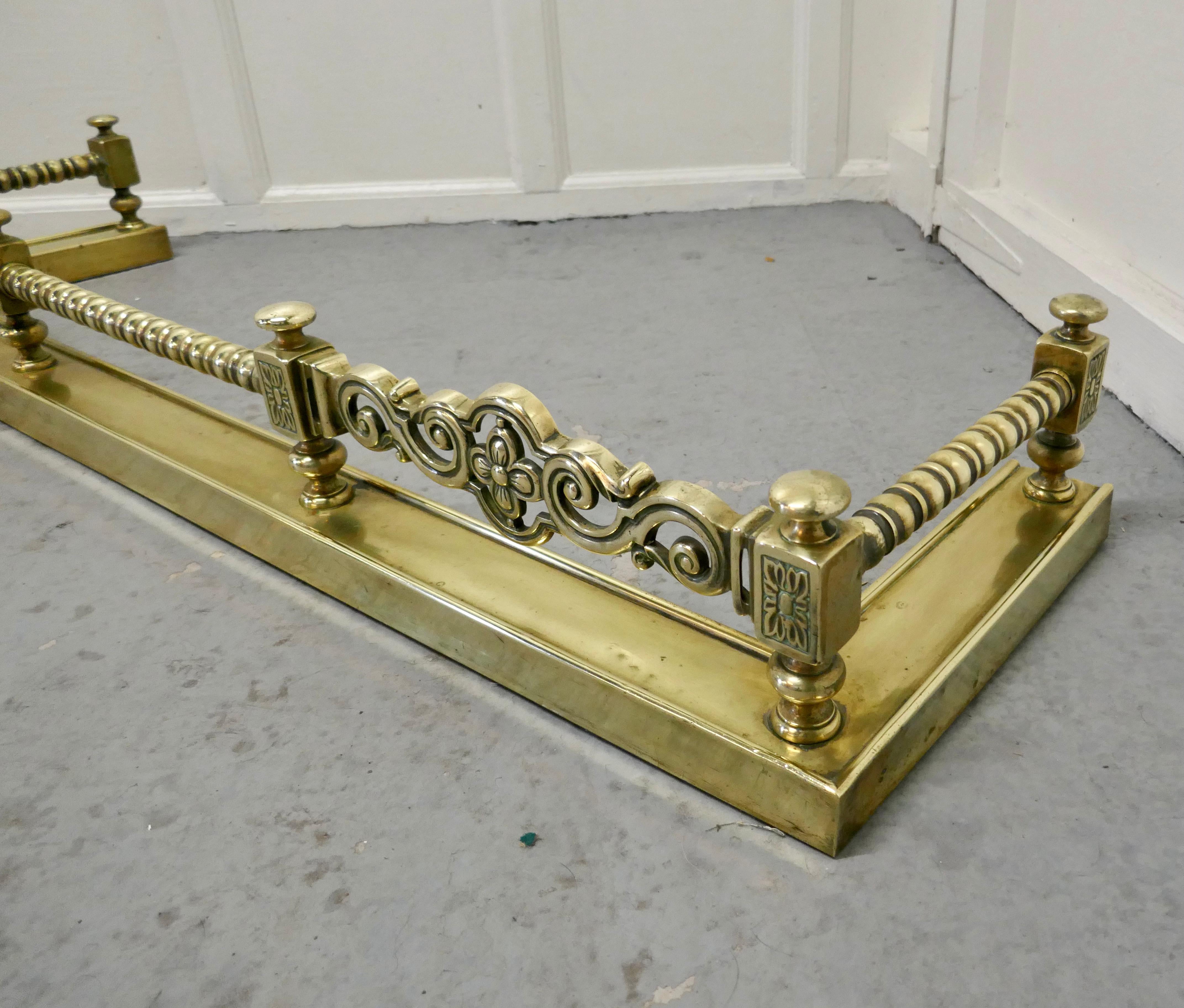 Superb Quality and Design 19th Century Heavy Brass Fender For Sale 3
