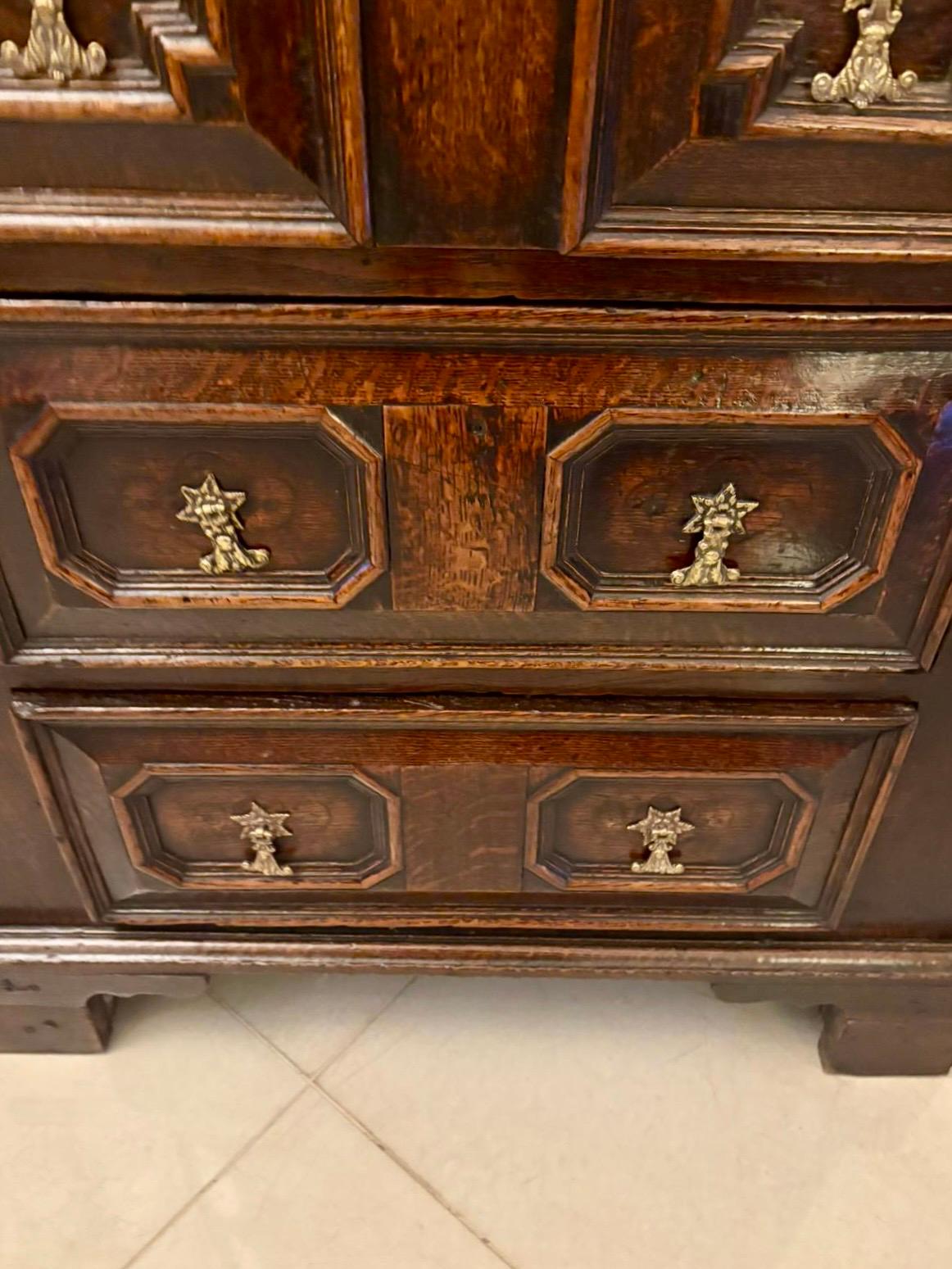 Cómoda geométrica antigua de roble jacobeo del siglo XVII de magnífica calidad en venta 3