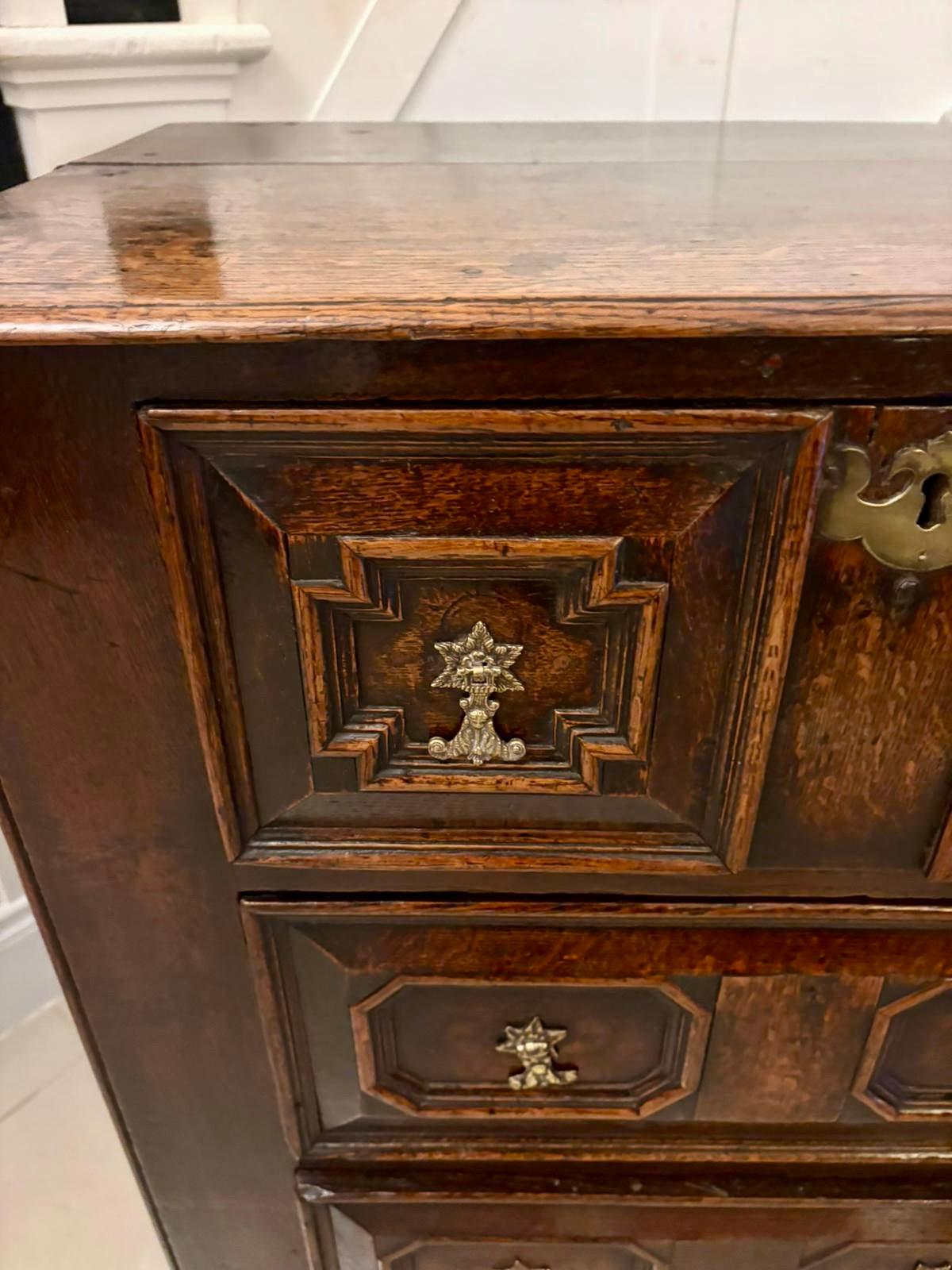 Cómoda geométrica antigua de roble jacobeo del siglo XVII de magnífica calidad en venta 4