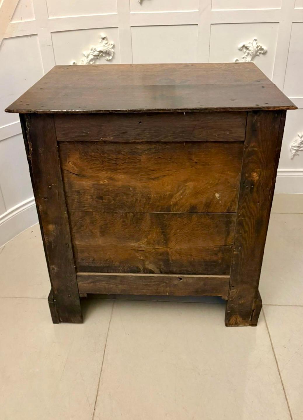 Cómoda geométrica antigua de roble jacobeo del siglo XVII de magnífica calidad en venta 5