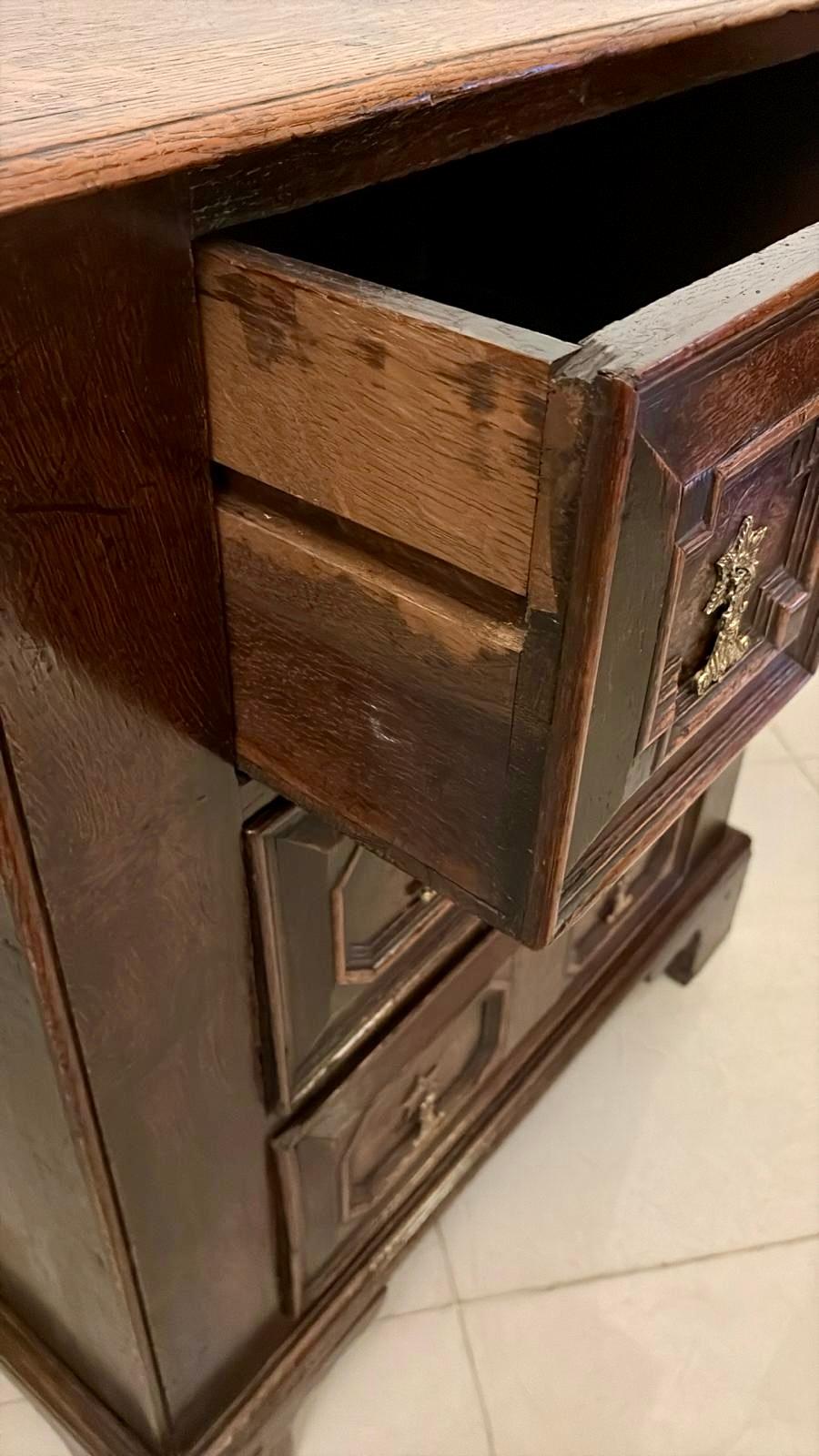 Magnífica cómoda antigua de roble jacobeo de finales del siglo XVII, fabulosamente elaborada y llena de carácter de época. La cómoda presenta un llamativo frente geométrico moldeado -un sello distintivo del diseño jacobeo- con dos cajones cortos