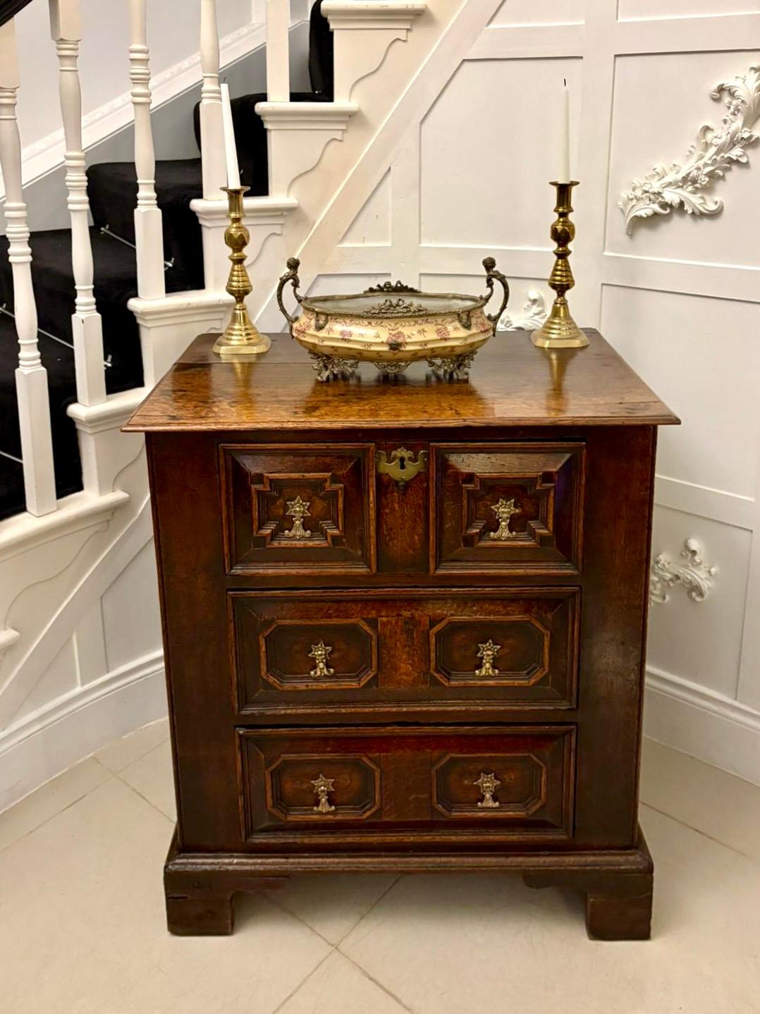 Cómoda geométrica antigua de roble jacobeo del siglo XVII de magnífica calidad Jacobino en venta