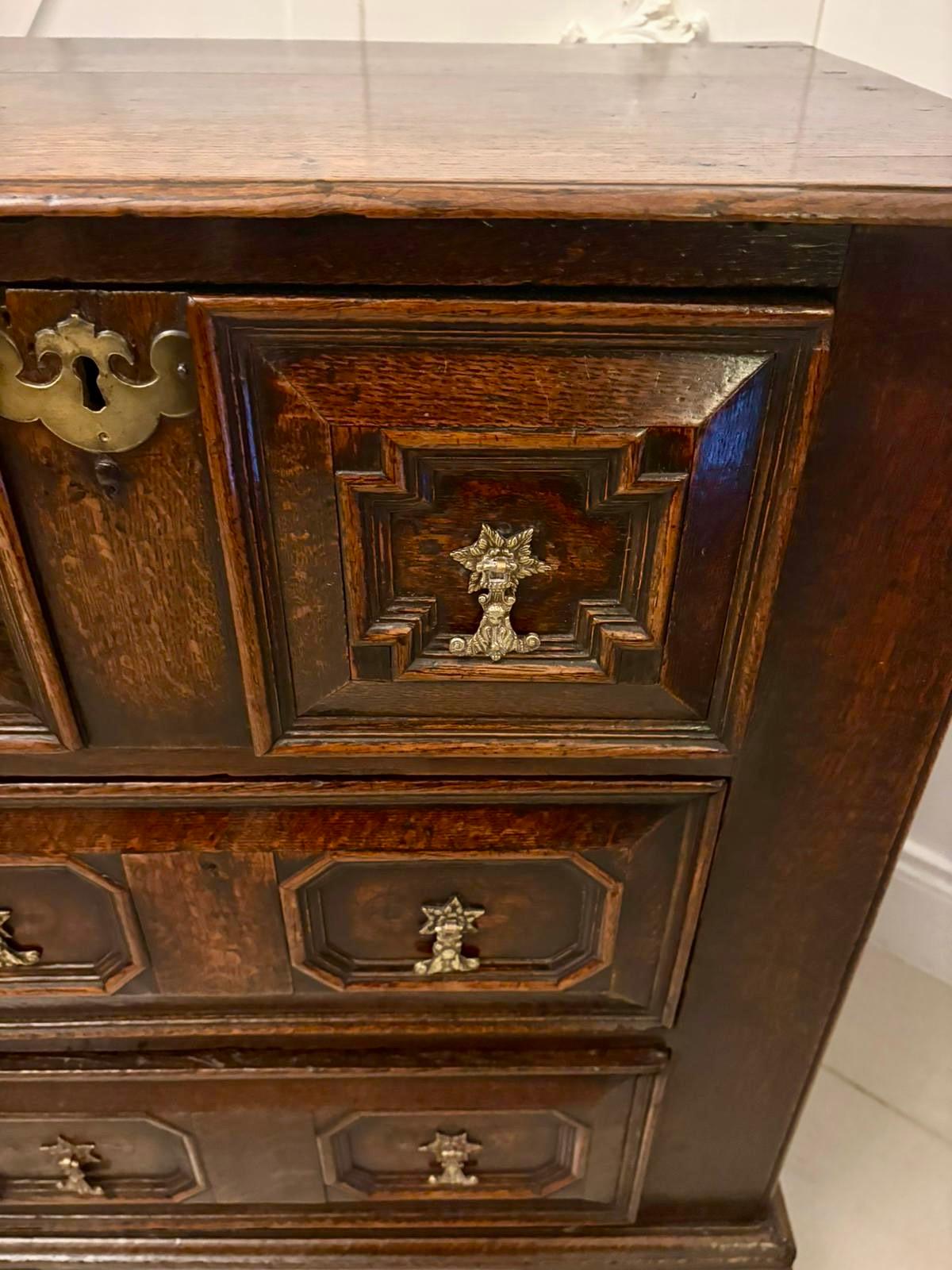 Cómoda geométrica antigua de roble jacobeo del siglo XVII de magnífica calidad Inglés en venta