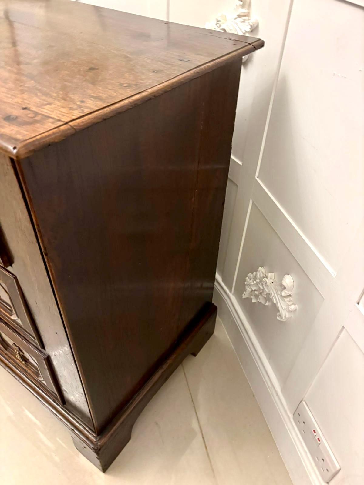 Cómoda geométrica antigua de roble jacobeo del siglo XVII de magnífica calidad en Bueno estado para la venta en Suffolk, GB