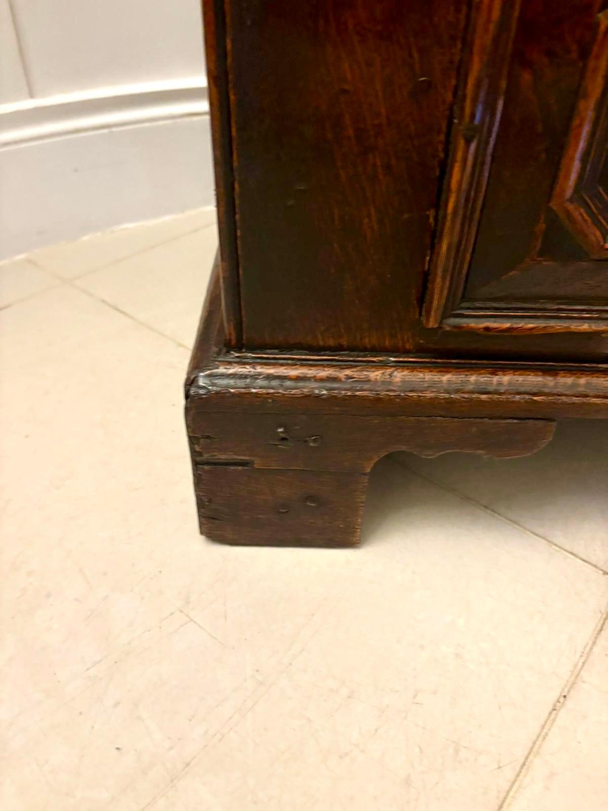 Cómoda geométrica antigua de roble jacobeo del siglo XVII de magnífica calidad Roble en venta