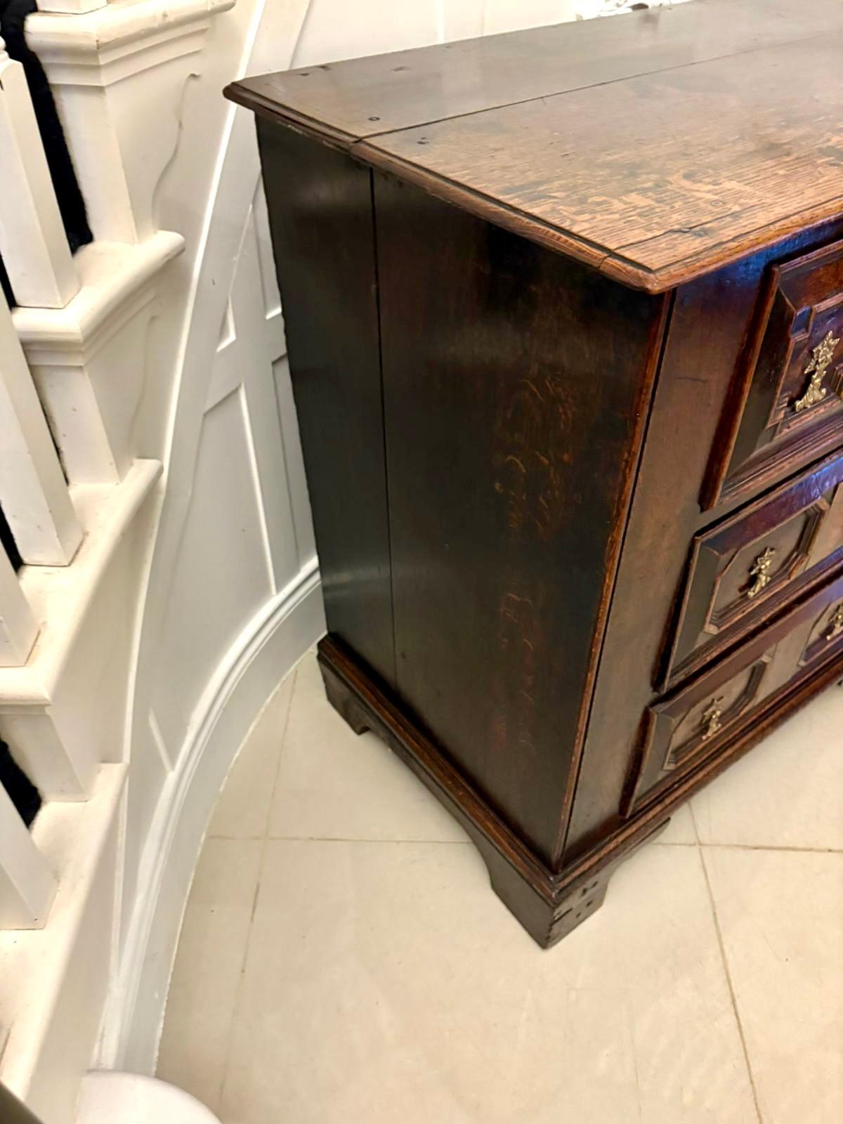 Cómoda geométrica antigua de roble jacobeo del siglo XVII de magnífica calidad en venta 1