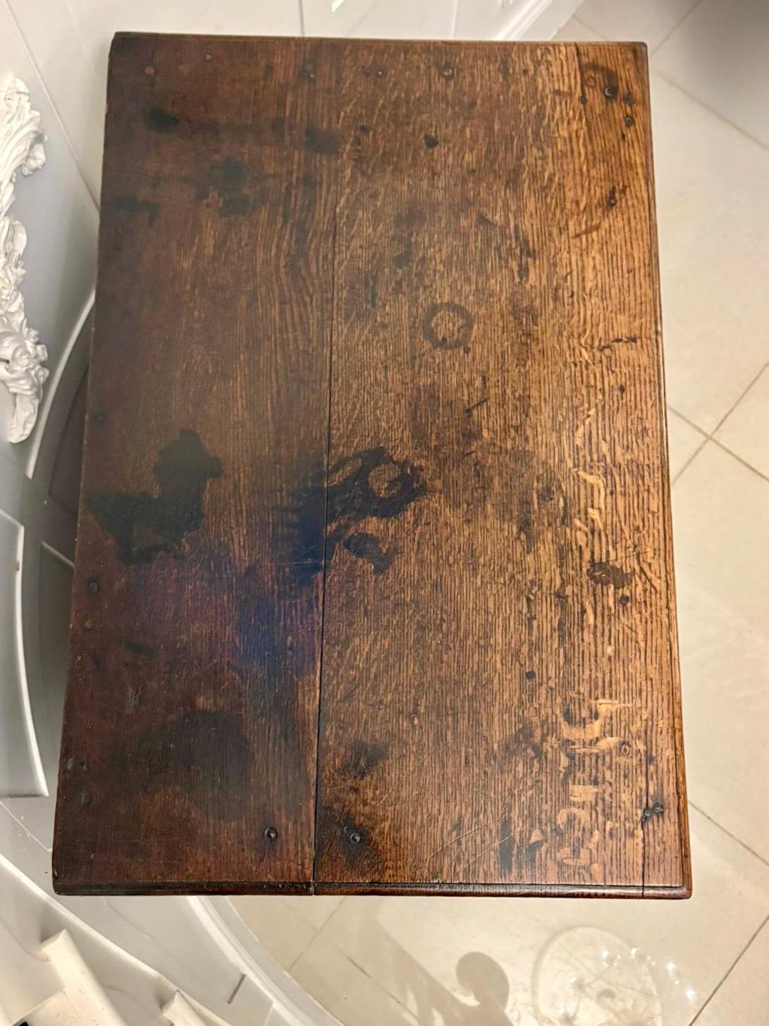 Cómoda geométrica antigua de roble jacobeo del siglo XVII de magnífica calidad en venta 2