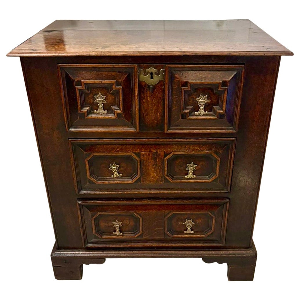 Cómoda geométrica antigua de roble jacobeo del siglo XVII de magnífica calidad en venta