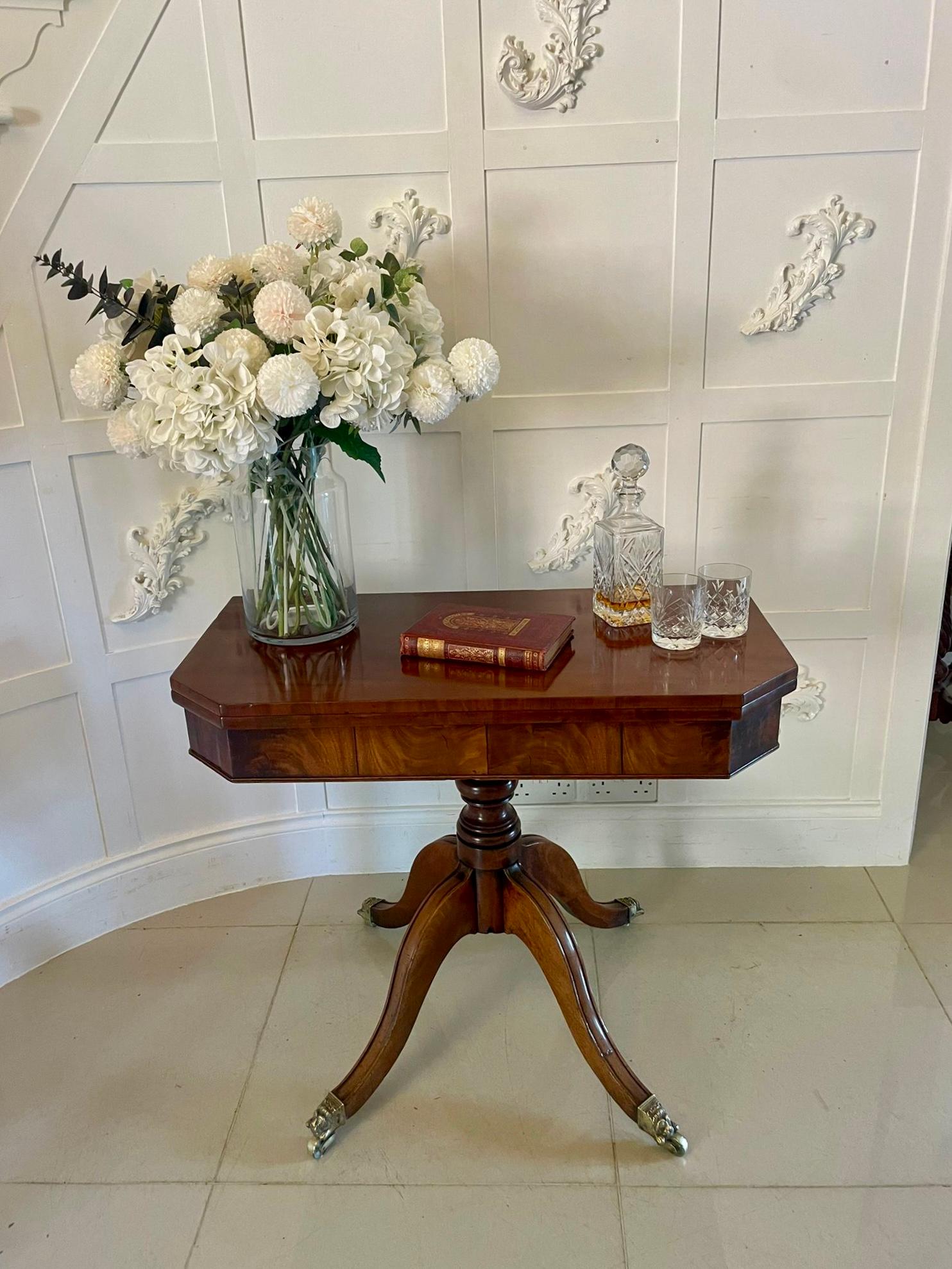Superbe table à thé/console en acajou figuré de style régence, avec un superbe plateau en acajou figuré s'ouvrant pour révéler un intérieur en acajou figuré poli au-dessus d'une frise en acajou soutenue par une colonne à piédestal en acajou reposant