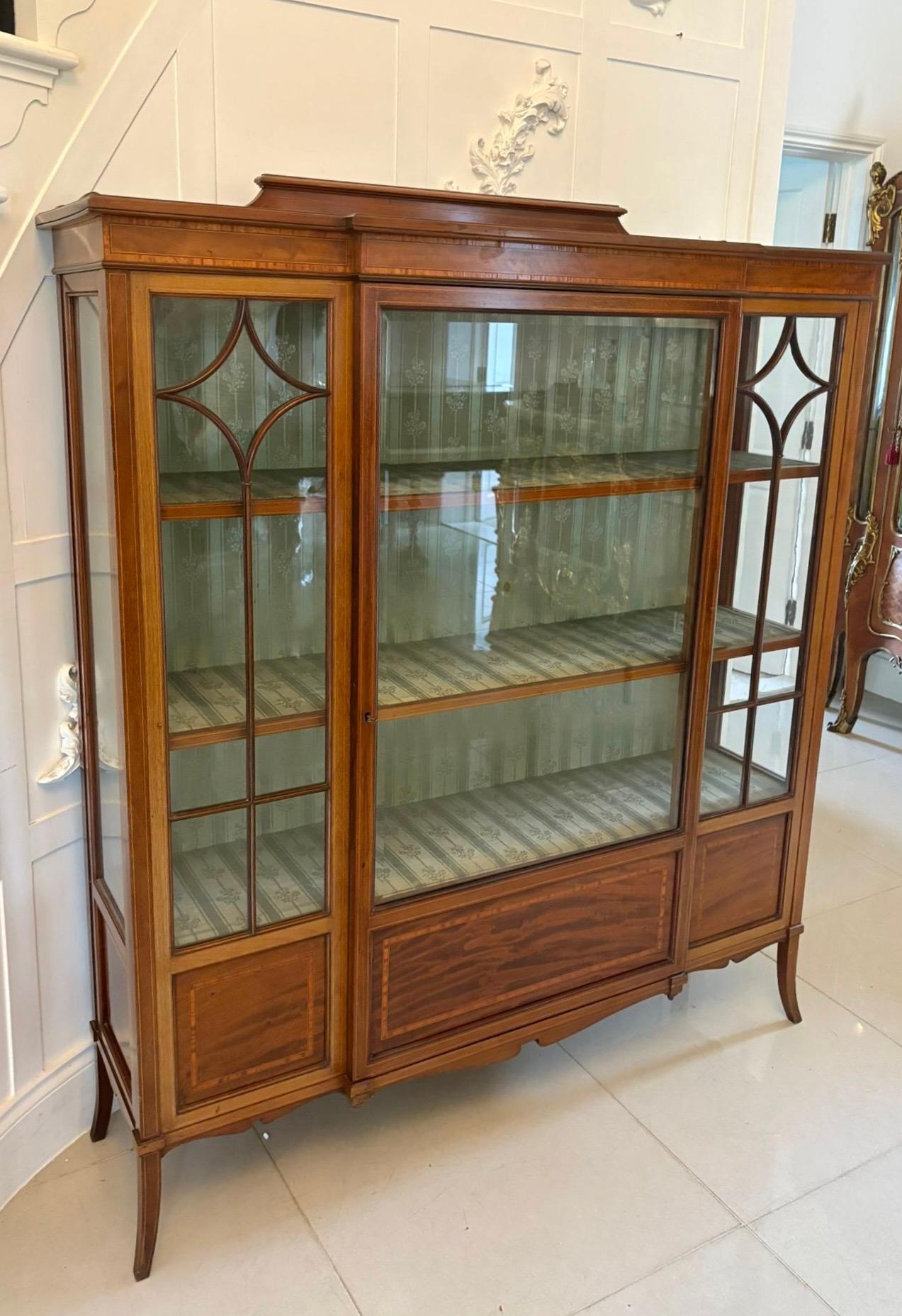 Vitrina antigua eduardiana de caoba con incrustaciones de magnífica calidad en venta 2