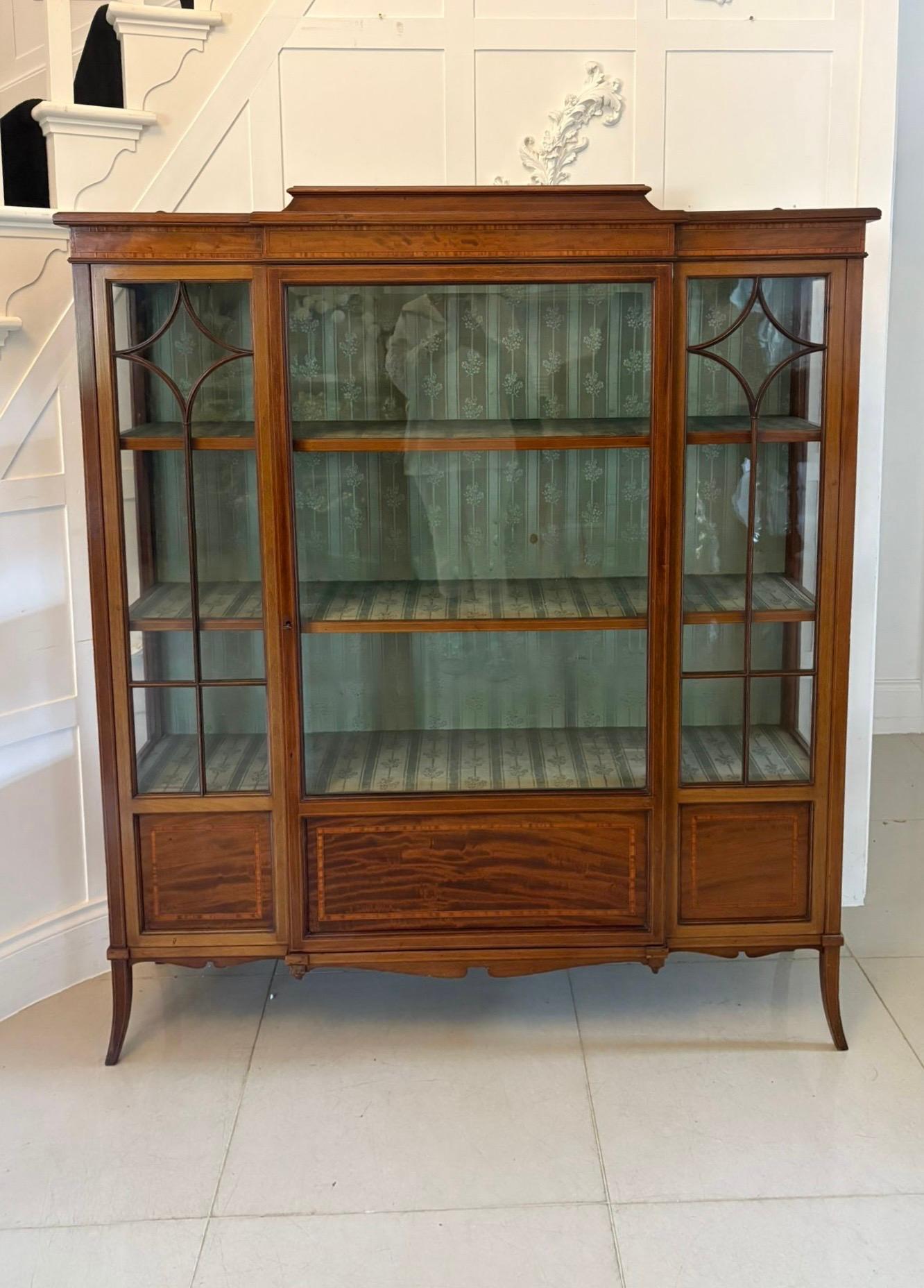 Vitrina antigua eduardiana de caoba con incrustaciones de magnífica calidad en venta 3