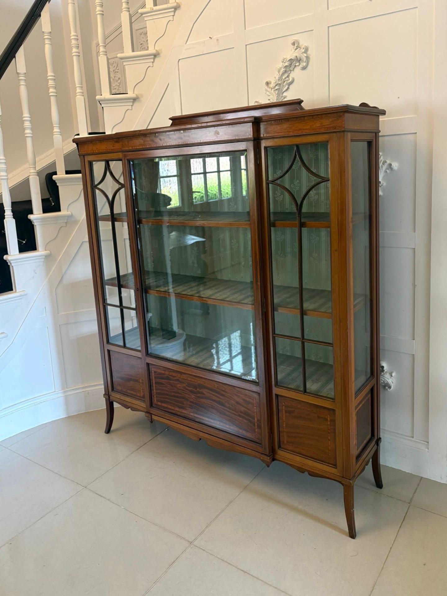 Vitrina antigua eduardiana de caoba con incrustaciones de magnífica calidad en venta 4