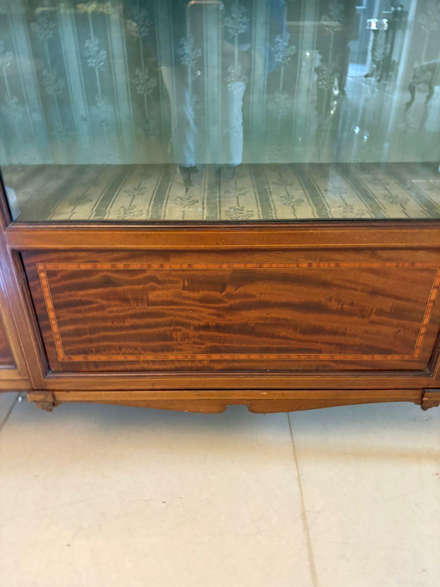 Vitrina antigua eduardiana de caoba con incrustaciones de magnífica calidad Inglés en venta