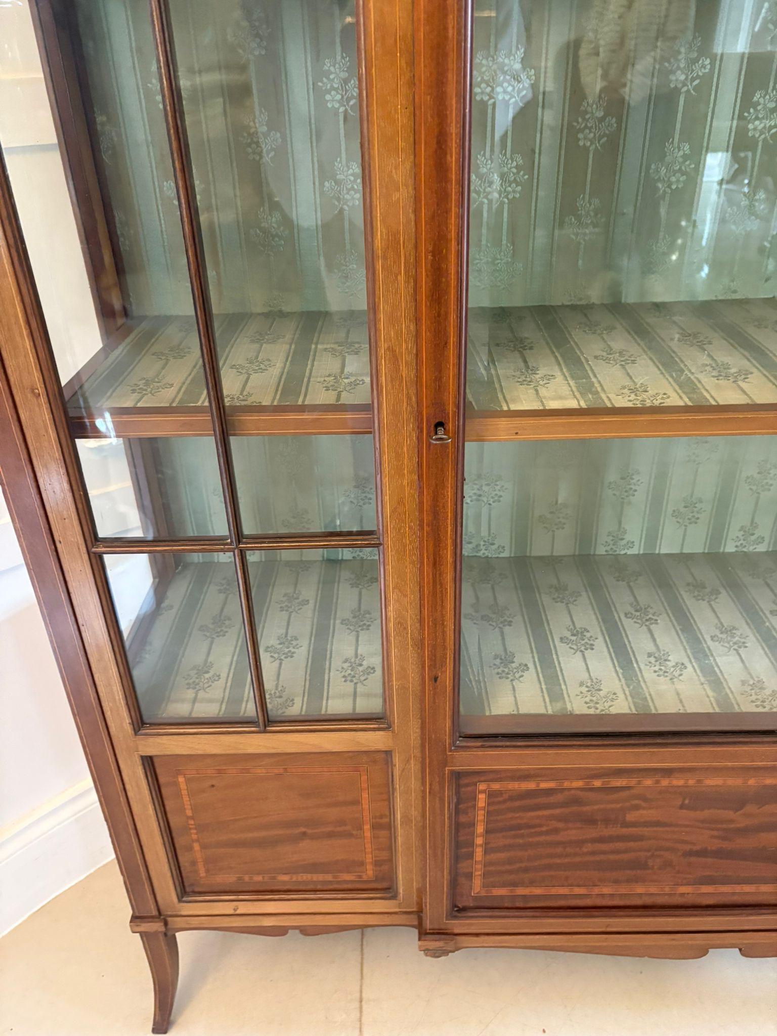 Vitrina antigua eduardiana de caoba con incrustaciones de magnífica calidad siglo XX en venta