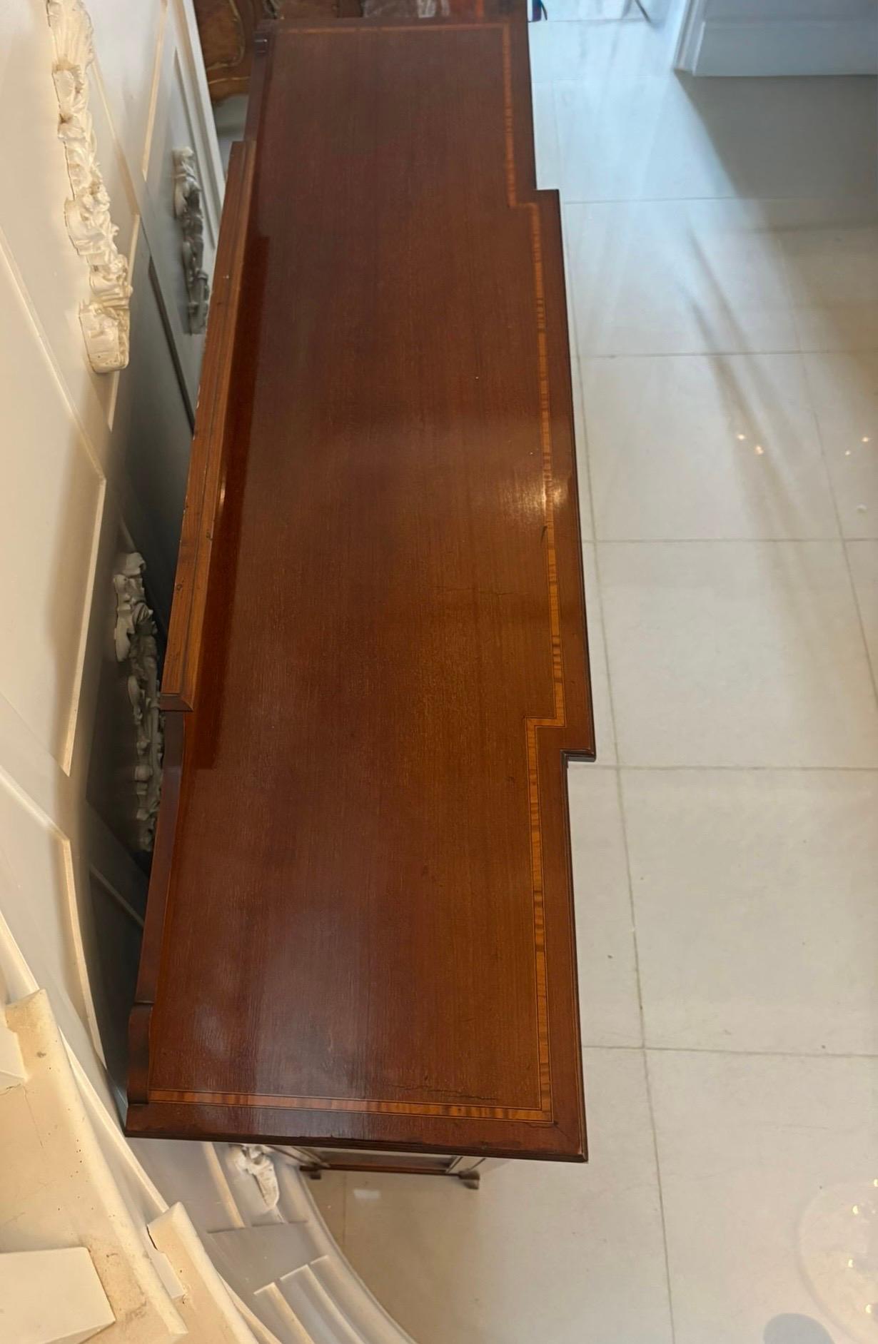 Vitrina antigua eduardiana de caoba con incrustaciones de magnífica calidad Otro en venta