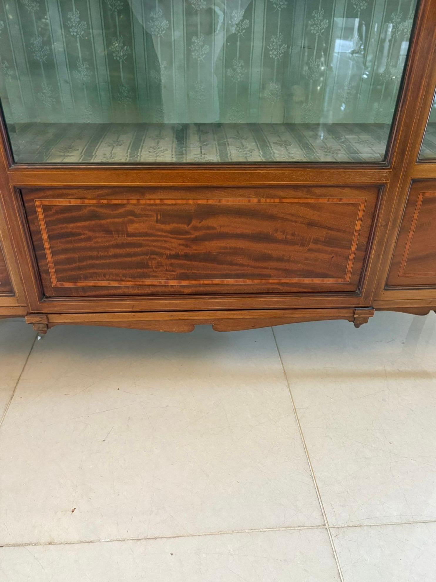 Vitrina antigua eduardiana de caoba con incrustaciones de magnífica calidad en venta 1