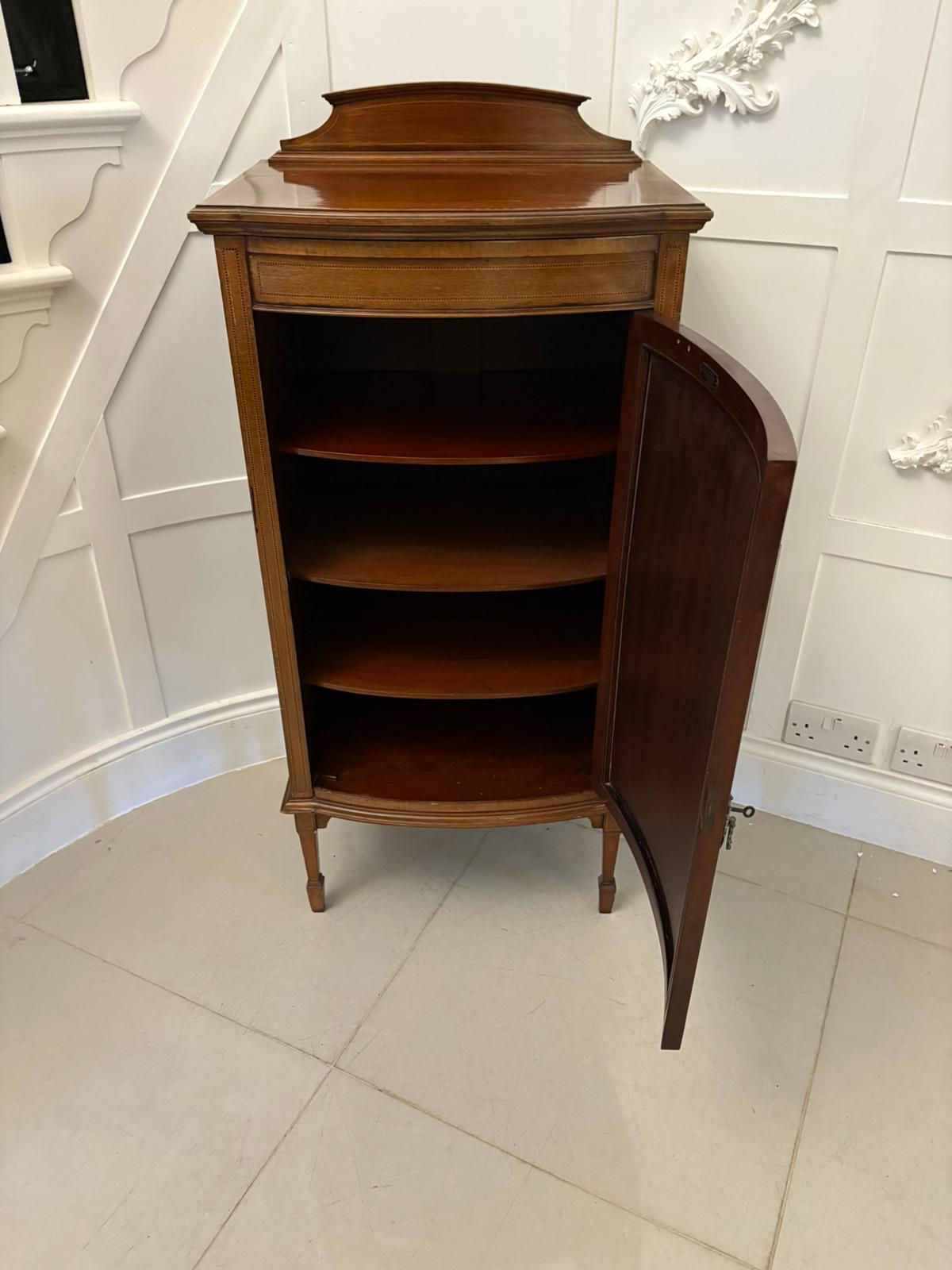 Mueble auxiliar antiguo eduardiano de caoba con incrustaciones de madera en forma de arco, con respaldo perfilado, tapa de caoba de calidad en forma de arco con bandas transversales de madera satinada sobre una puerta de caoba en forma de arco con