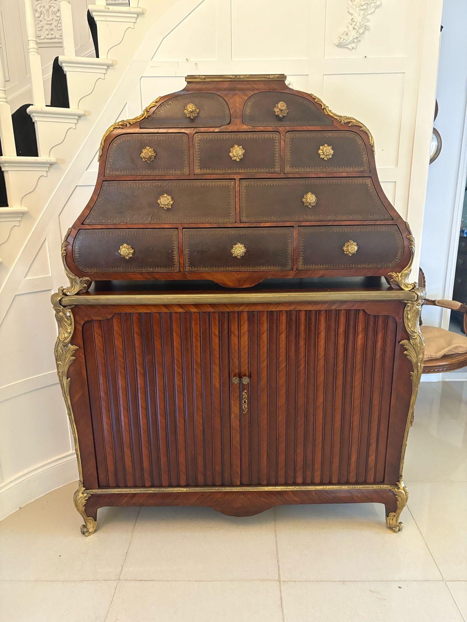 Armario Cartonnier montado en madera de rey francesa antigua del siglo XIX de magnífica calidad y ormolu 
con un mueble de madera de kingwood de excelente calidad con 10 cajones de cuero, tiradores y monturas originales de ormolu ornamentados que se