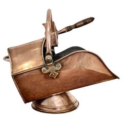 Superbe scuttle à charbon à casque en cuivre de George III de qualité antique