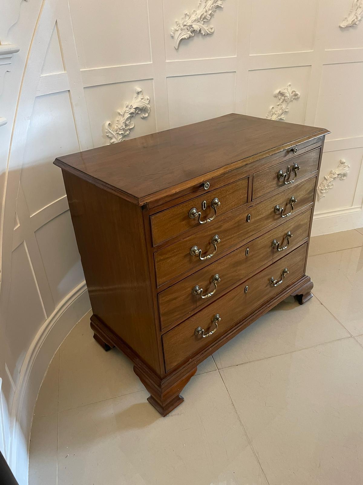 Superb quality antique George lll small mahogany chest of 5 drawers with brushing slide having a superb quality mahogany rectangular shaped top with a moulded edge above a brushing slide, two short and three long mahogany cockbeeded oak lined