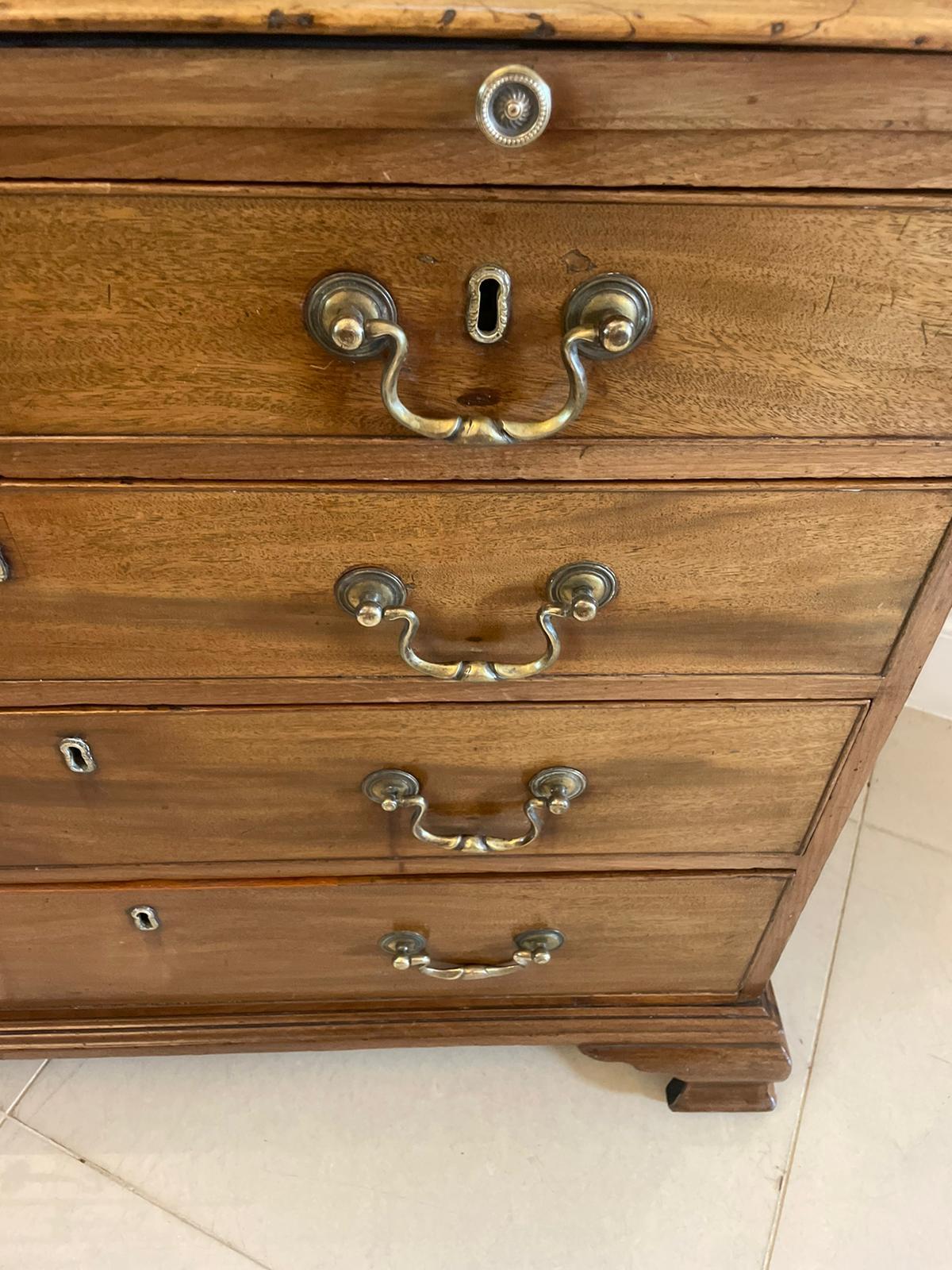Superba cassettiera antica in mogano George lll di piccole dimensioni con guida a spazzola, con un piano sagomato rettangolare in mogano di qualità superba con un bordo modellato sopra una guida a spazzola, due cassetti corti e tre cassetti lunghi