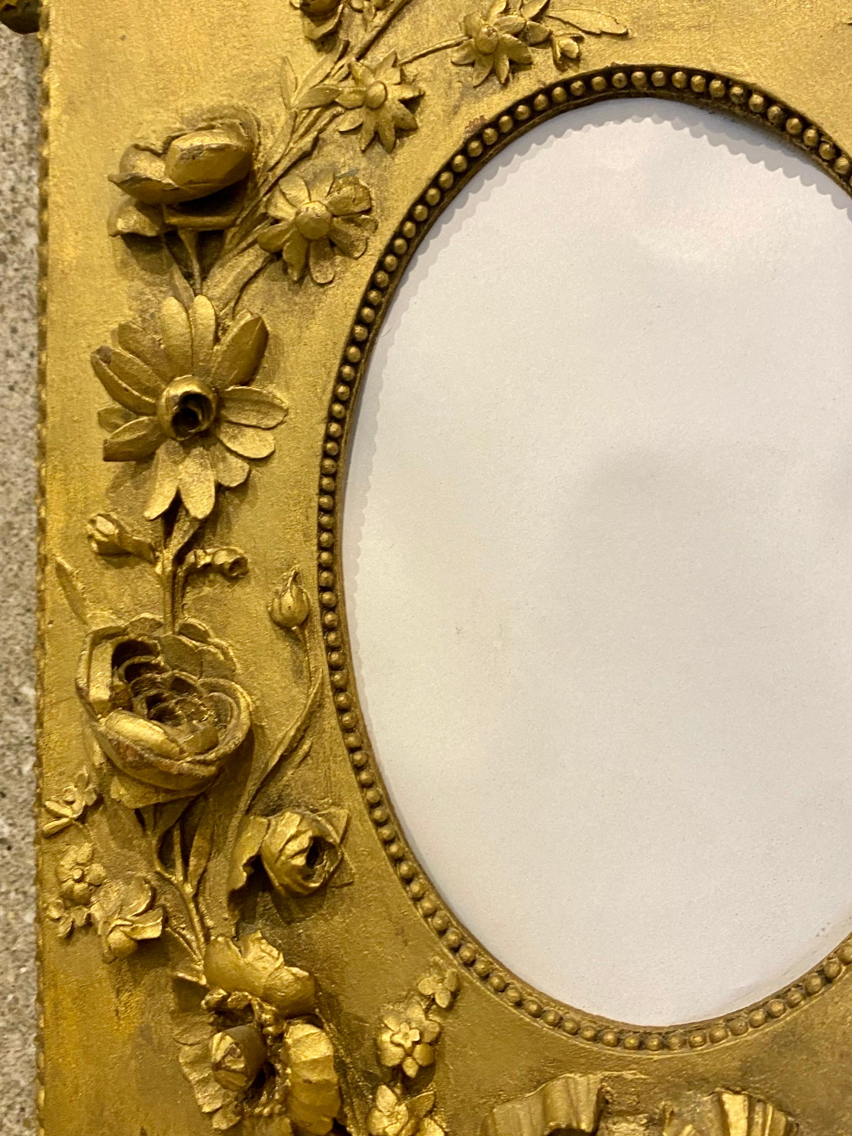 Superb Quality Antique Hand Carved High Relief Gilt Wood Photo Frame Circa 19th  In Good Condition For Sale In London, GB