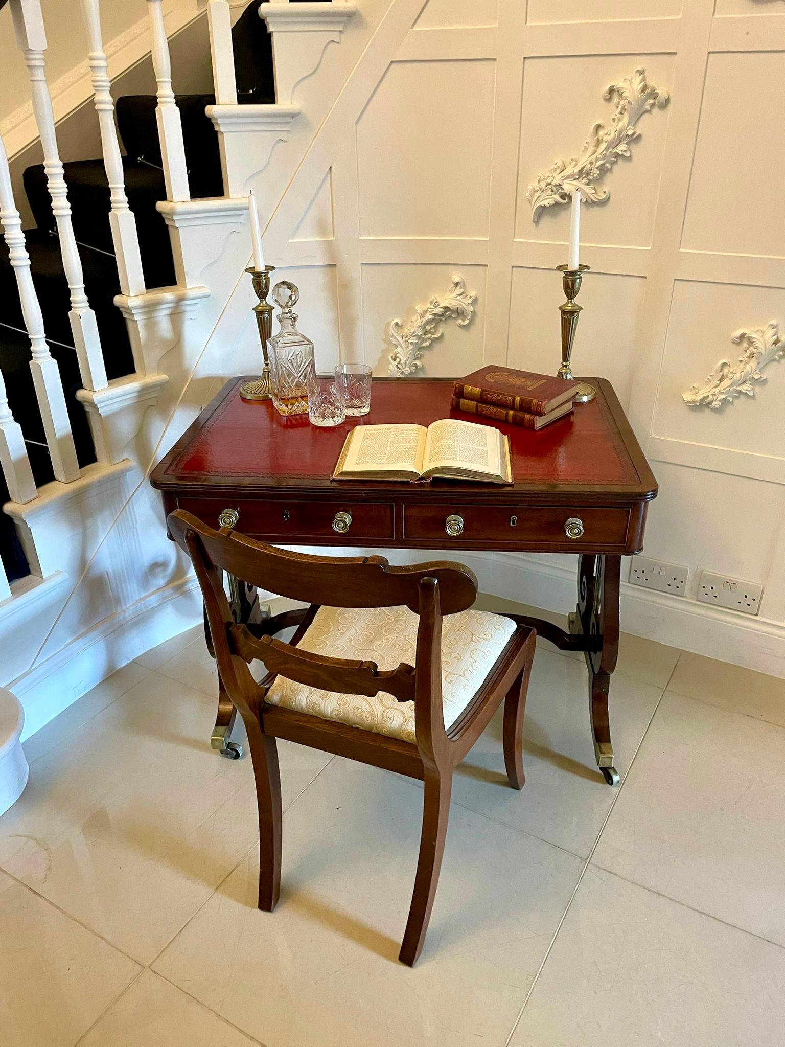 Superb quality antique regency mahogany free standing writing desk having a superb quality mahogany top with a reeded edge and a red leather writing surface above two drawers and two dummy drawers with a cockbeeded edge and original brass knobs