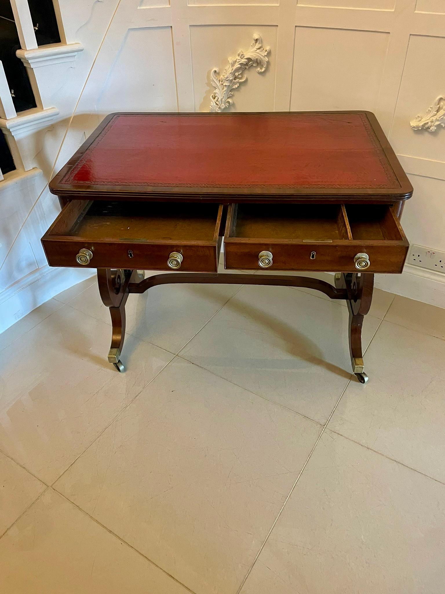 Antiker freistehender Regency-Schreibtisch aus Mahagoni in hervorragender Qualität im Angebot 1