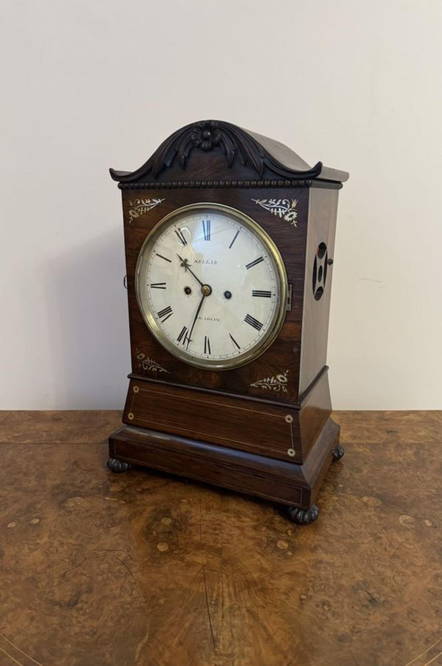 Superbe horloge de style Régence ancienne incrustée de bois de rose en vente 2