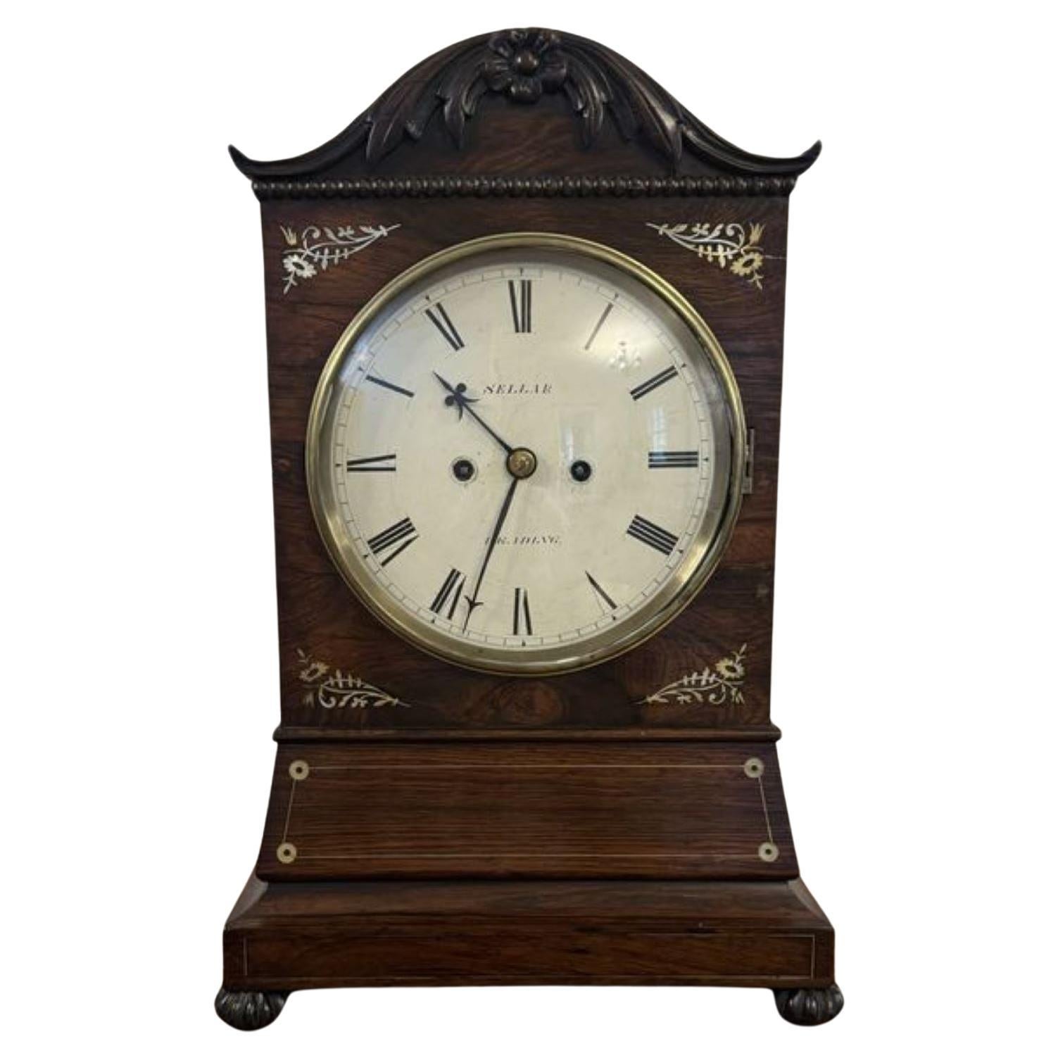 Superbe horloge de style Régence ancienne incrustée de bois de rose en vente