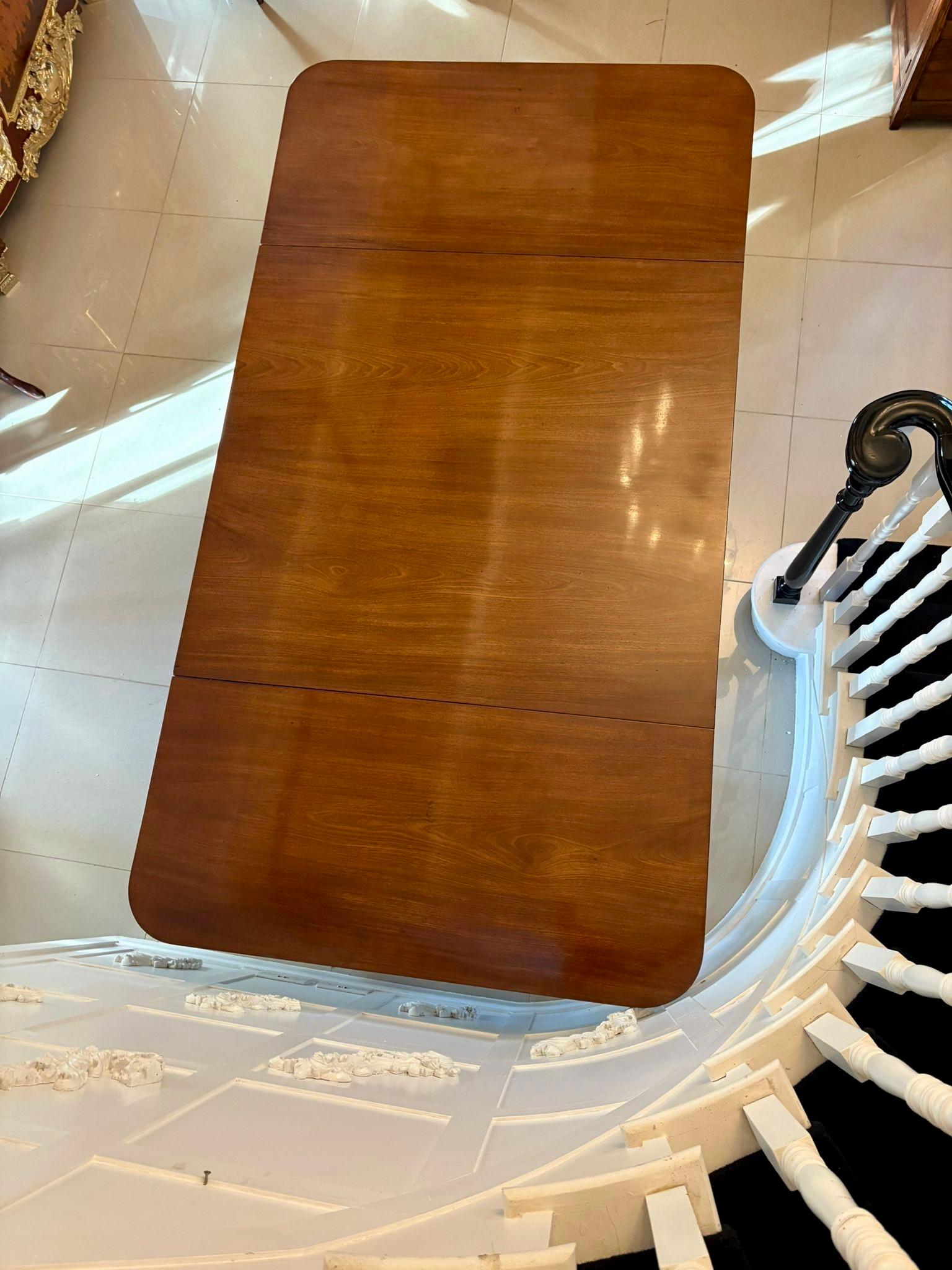 XIXe siècle Superb Quality Antique Regency Three-Pillar Mahogany Dining Table en vente