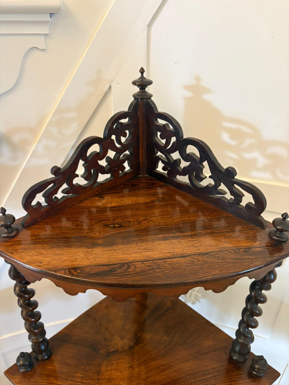 Hervorragende Qualität antiken viktorianischen 4 Tier Rosenholz Ecke Whatnot im Angebot 1
