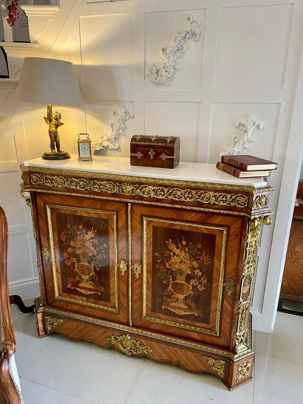 Superb quality antique Victorian burr walnut and brass mounted tea caddy having a superb quality antique Victorian burr walnut tea caddy with a dome top opening to reveal 2 lift up lids and boasting superb quality engraved brass mounts 

A very