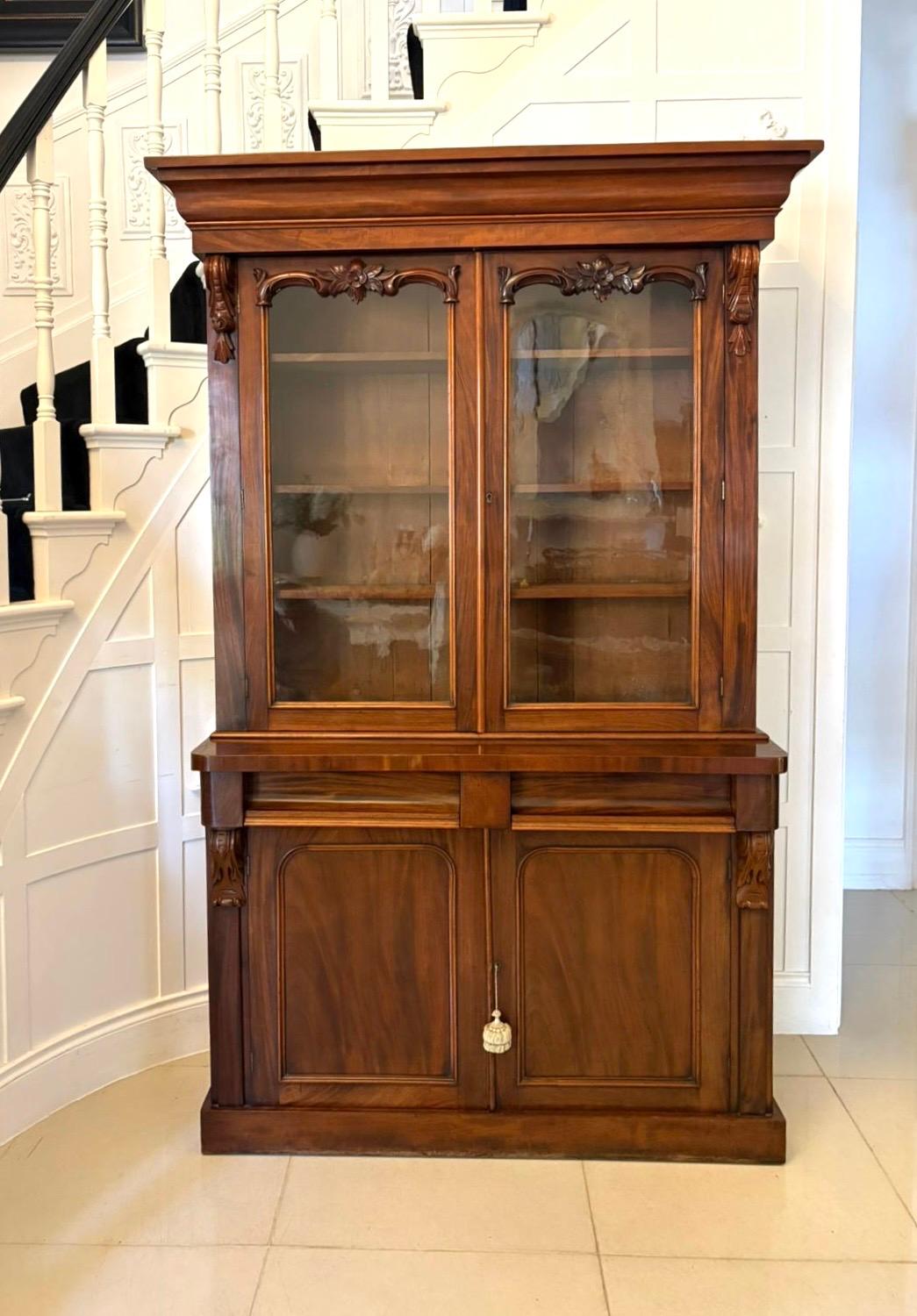 Superbe bibliothèque victorienne ancienne en acajou figuré, avec une corniche en forme d'acajou figuré de qualité exceptionnelle, au-dessus d'une paire de portes vitrées en acajou sculpté s'ouvrant pour révéler 3 étagères réglables, au-dessus de 2