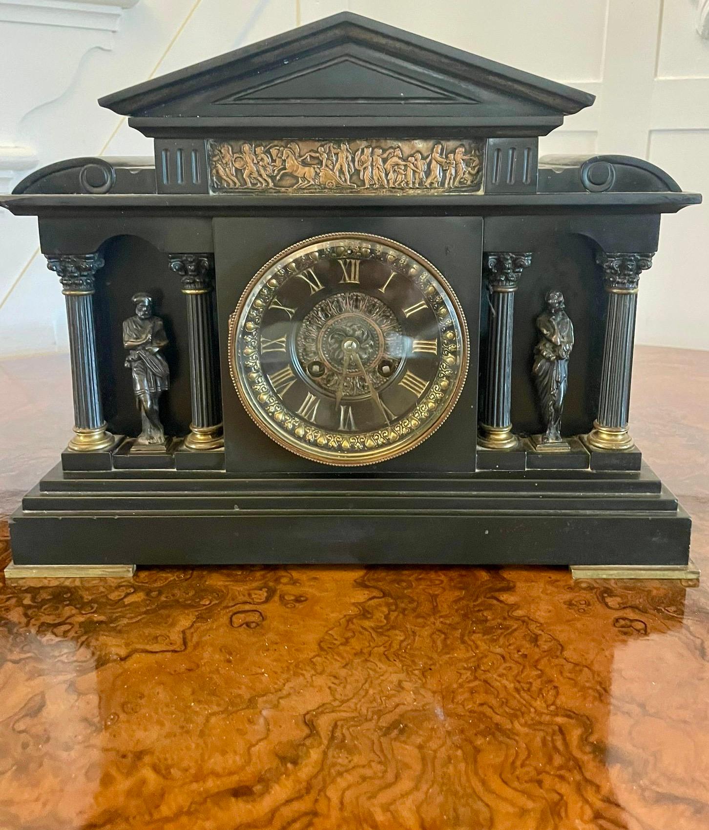 Magnífico reloj de manto de mármol victoriano antiguo de gran calidad que tiene una caja de mármol negro con columnas de figuras de bronce de calidad y un bisel circular de latón decorado con números romanos, agujas originales,  Movimiento francés