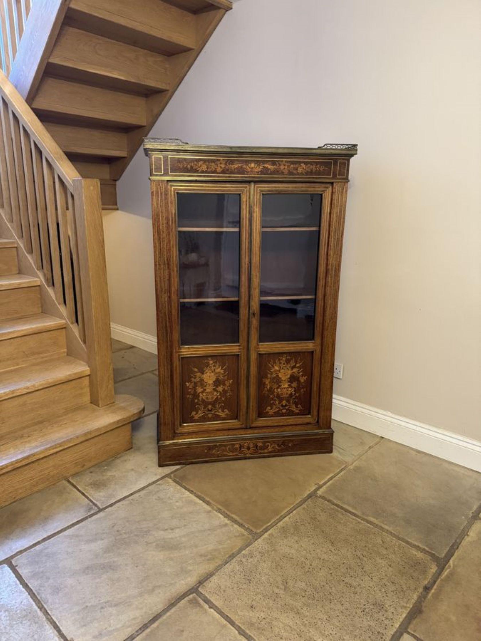 Magnífica vitrina victoriana antigua de marquetería con incrustaciones, con galería original de latón, friso de marquetería con incrustaciones de magnífica calidad sobre un par de puertas acristaladas con magníficos paneles de marquetería con