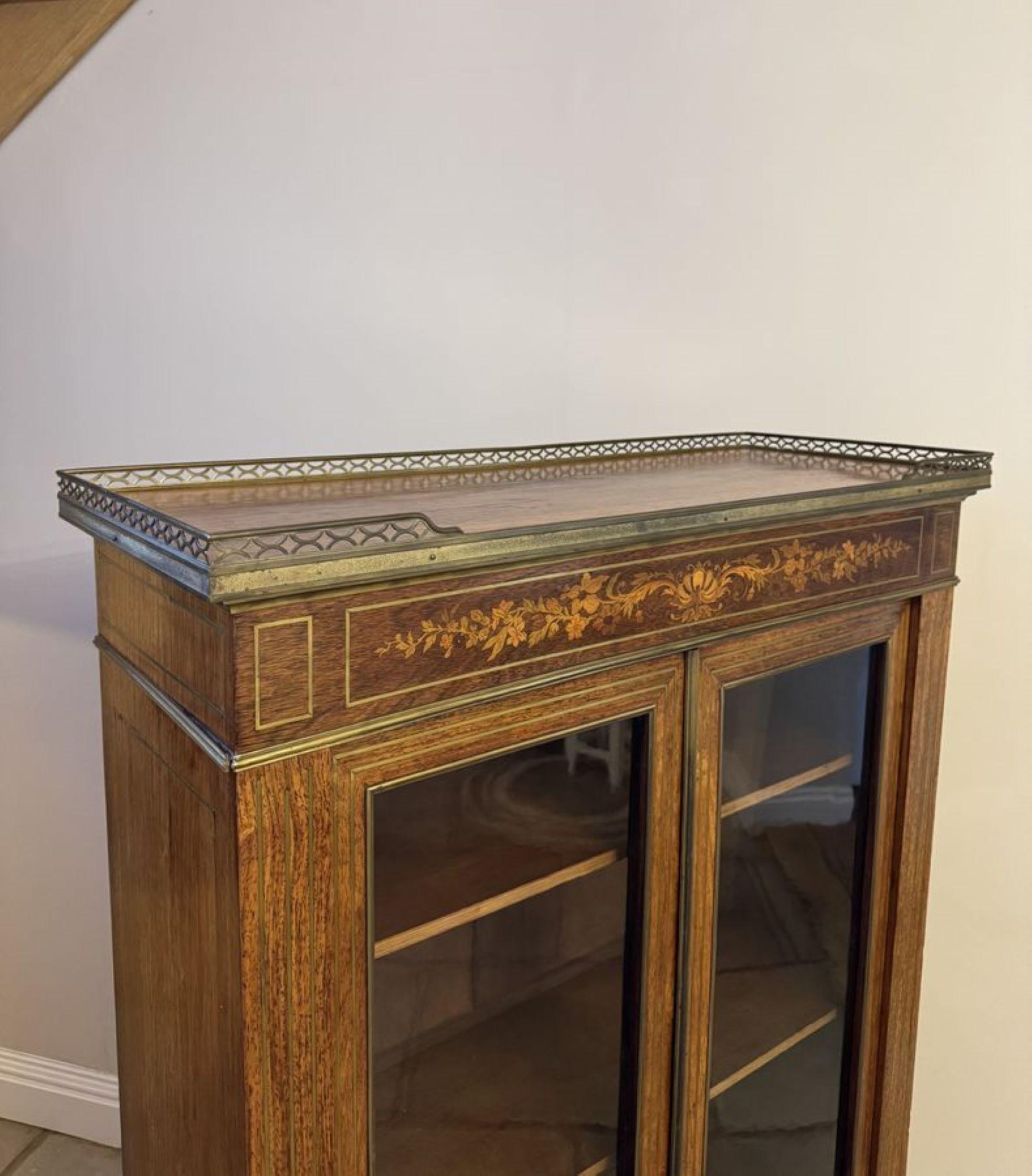 Vitrina antigua victoriana con incrustaciones de marquetería de magnífica calidad siglo XIX en venta