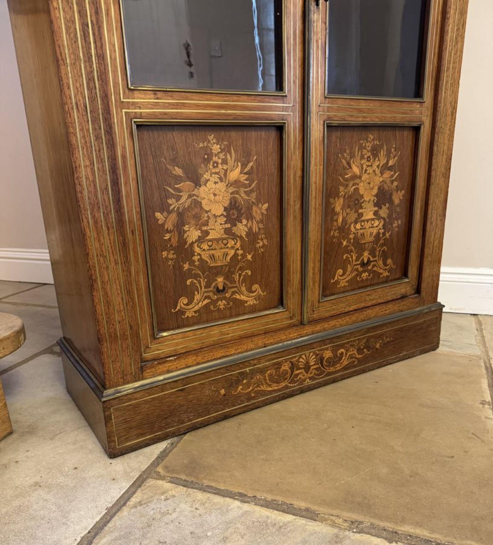 Vitrina antigua victoriana con incrustaciones de marquetería de magnífica calidad Latón en venta