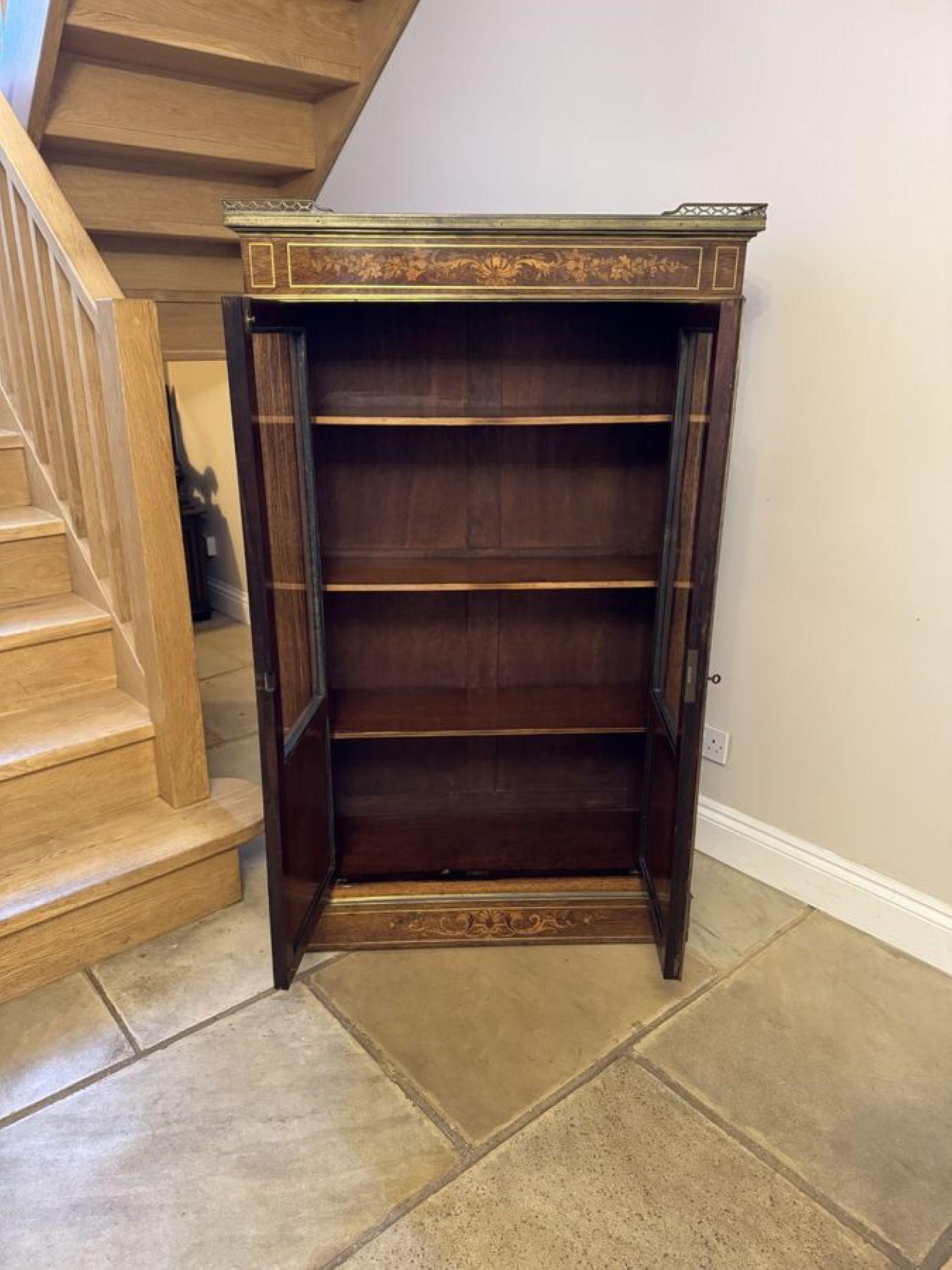 Vitrina antigua victoriana con incrustaciones de marquetería de magnífica calidad en venta 1